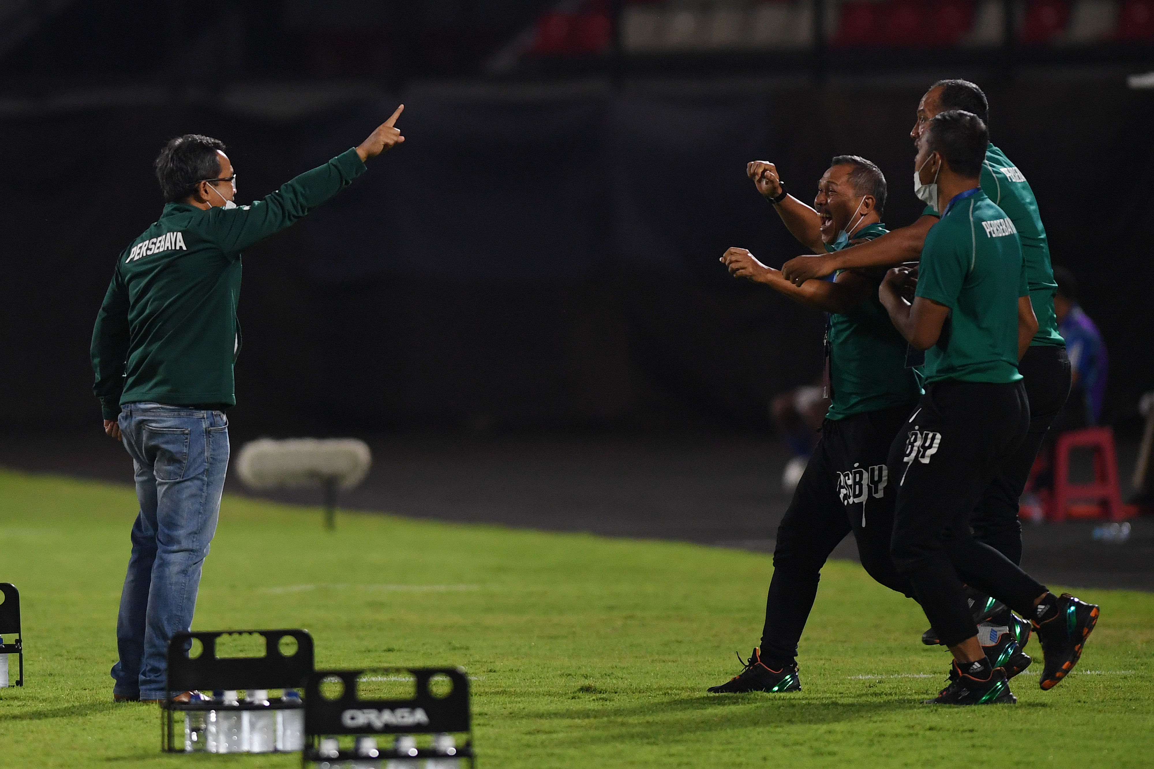 Pelatih Persebaya Aji Sanotos (kiri) melakukan selebrasi setelah Persebaya mencetak gol ke gawang Persib di laga Liga 1.