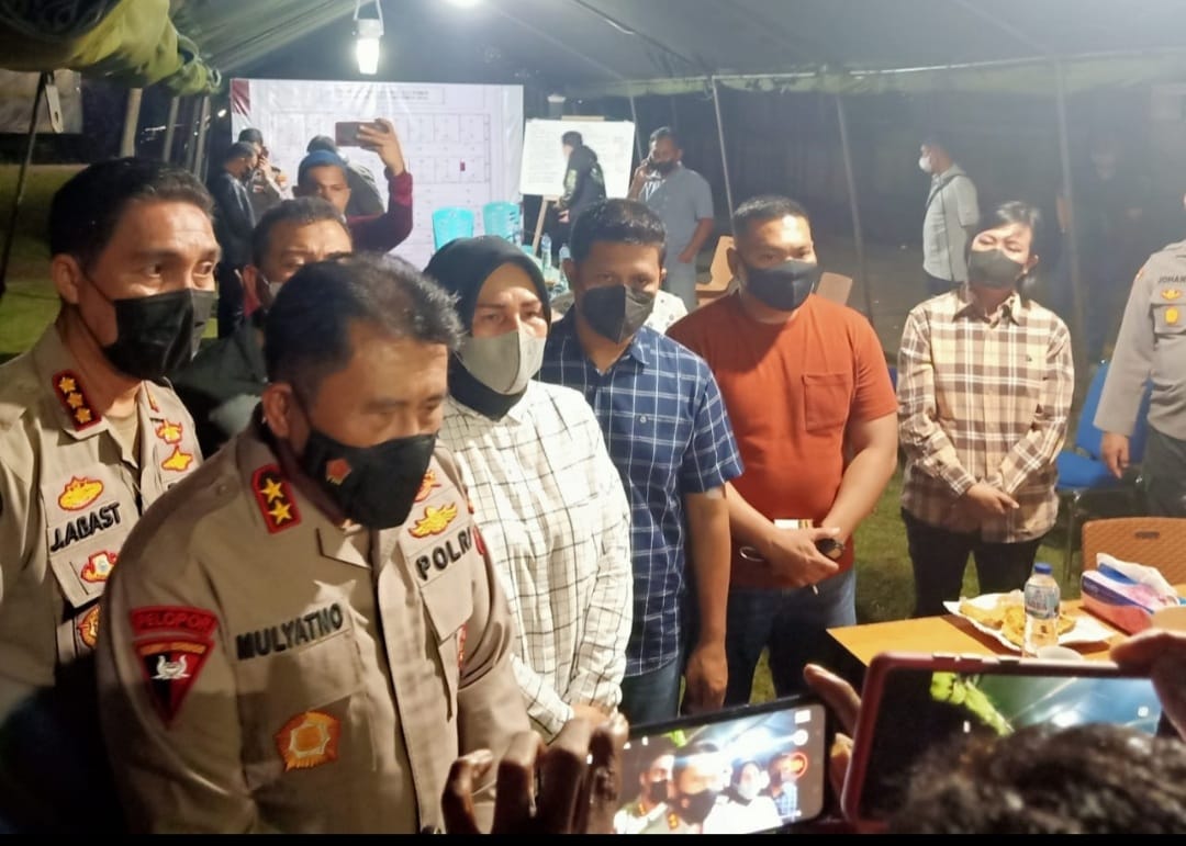 Kapolda Sulawesi Utara Inspektur Jenderal Mulyatno mendatangi kantor Polres Kotamobagu seusai terbakar. 