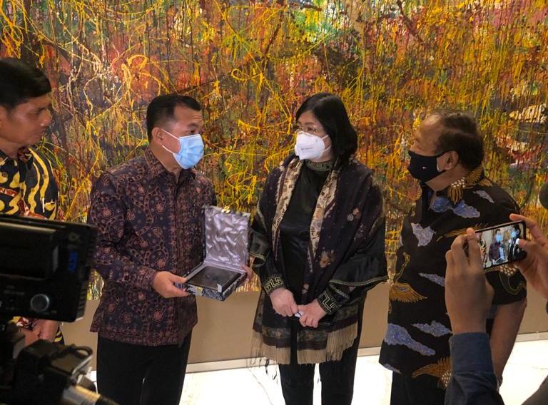 Gubernur Jambi Al Haris (kedua dari kiri), Ketua Yayasan Indosiar Suryani Zaini (kedua kanan) dan Direktur ATVI Eduard Depari (kanan). 