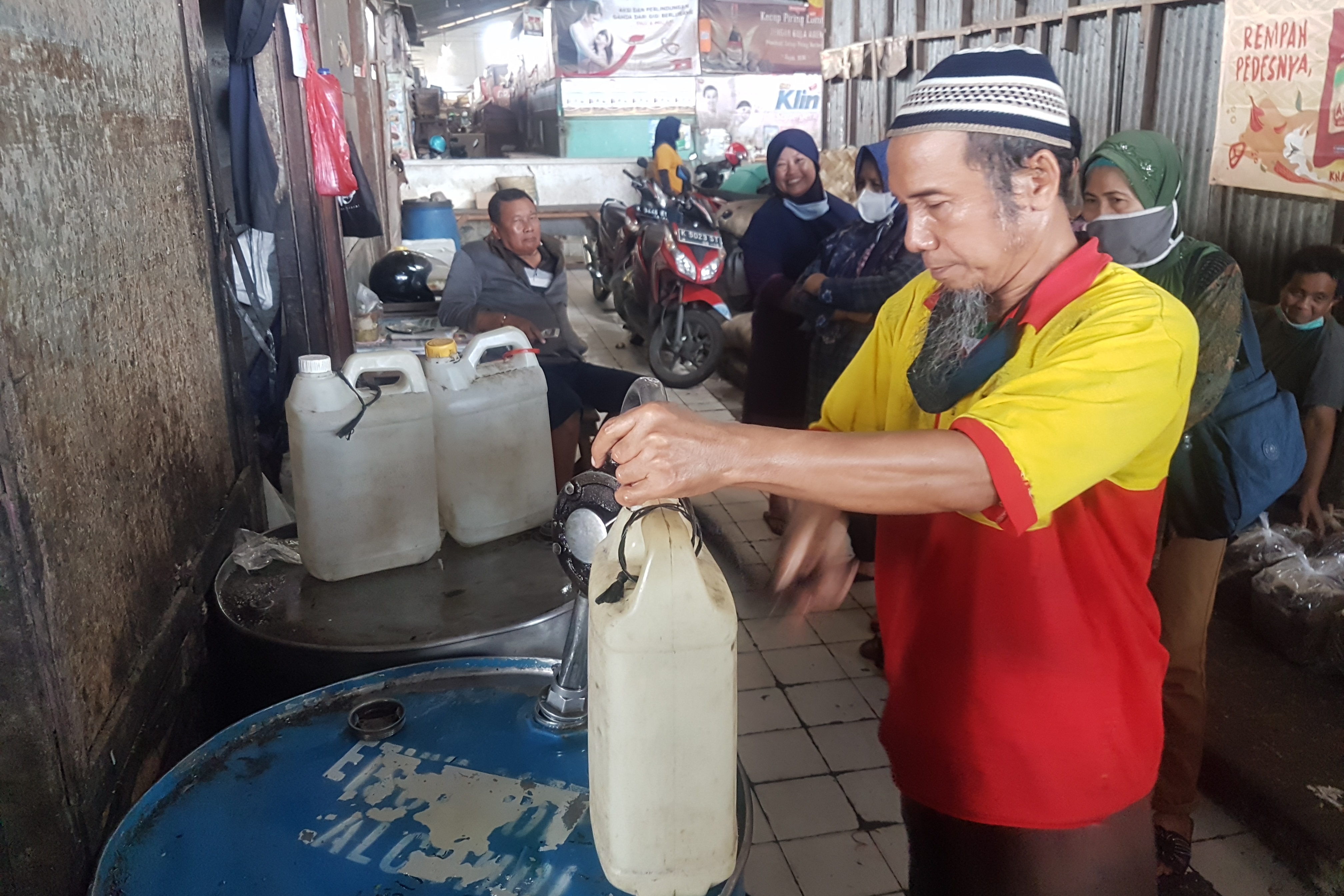 Pedagang Pasar Bitingan Kudus mengantre pengisian minyak goreng curah di salah satu agen setempat, Rabu (23/3/2022).