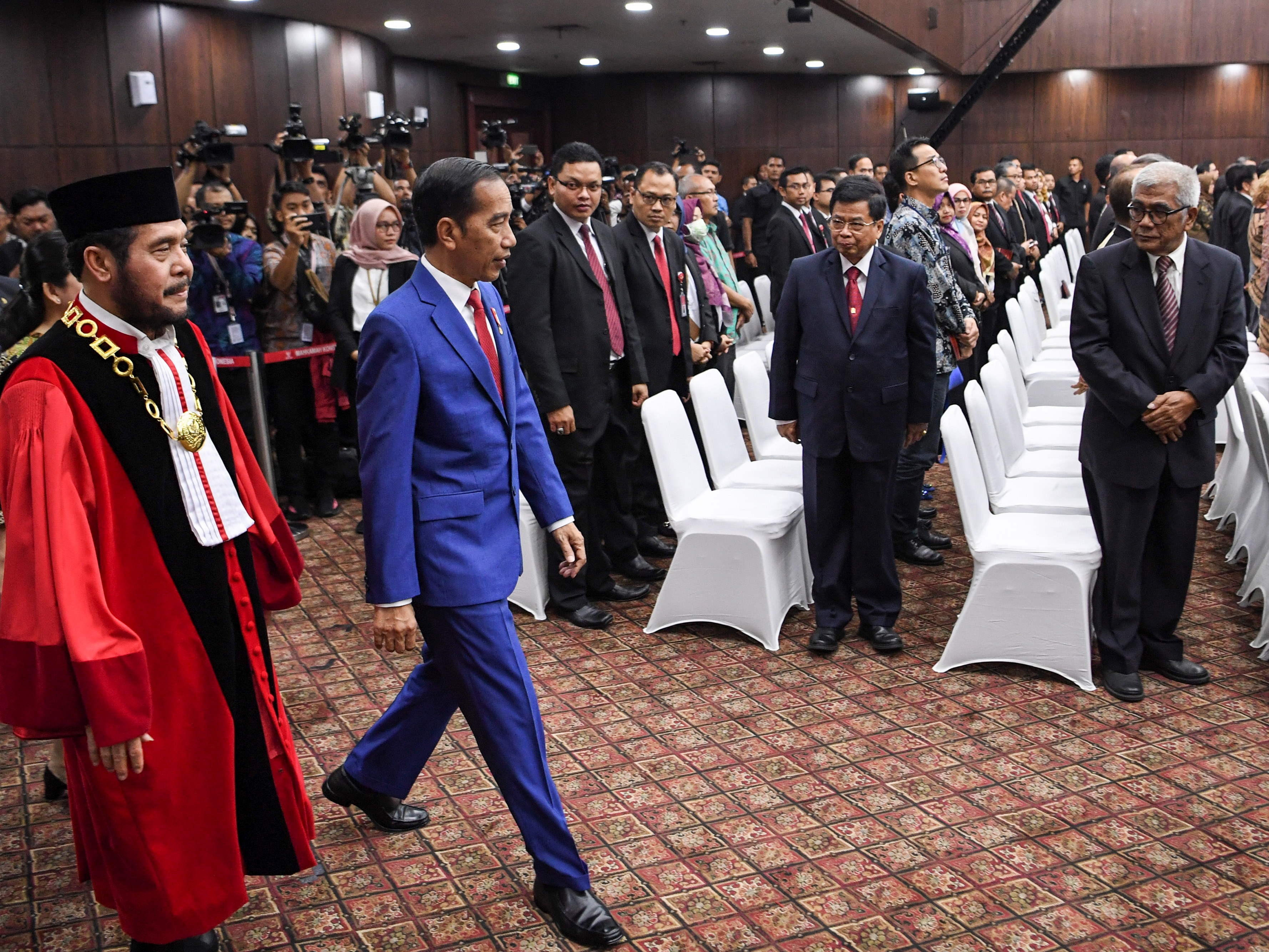 Presiden Joko Widodo (kedua kiri) bersama Ketua Mahkamah Konstitusi (MK) Anwar Usman (kiri). 