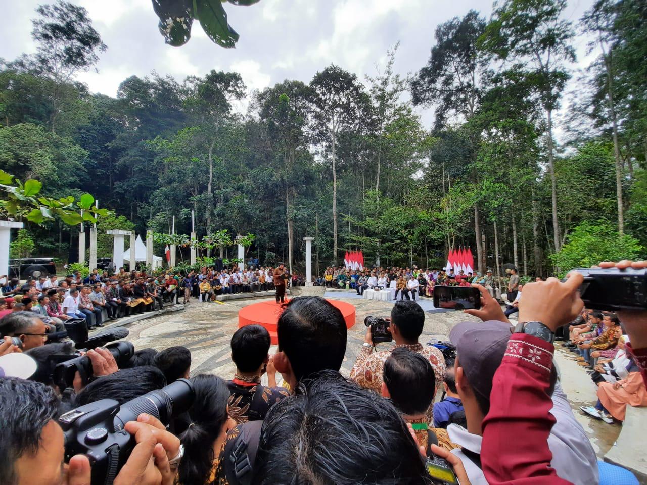 PERHUTANAN SOSIAL: Presiden Jokowi menyerahkan SK Perhutanan Sosial di Riau. Pembangunan kehutanan harus melibatkan masyarakat sekitar hutan
