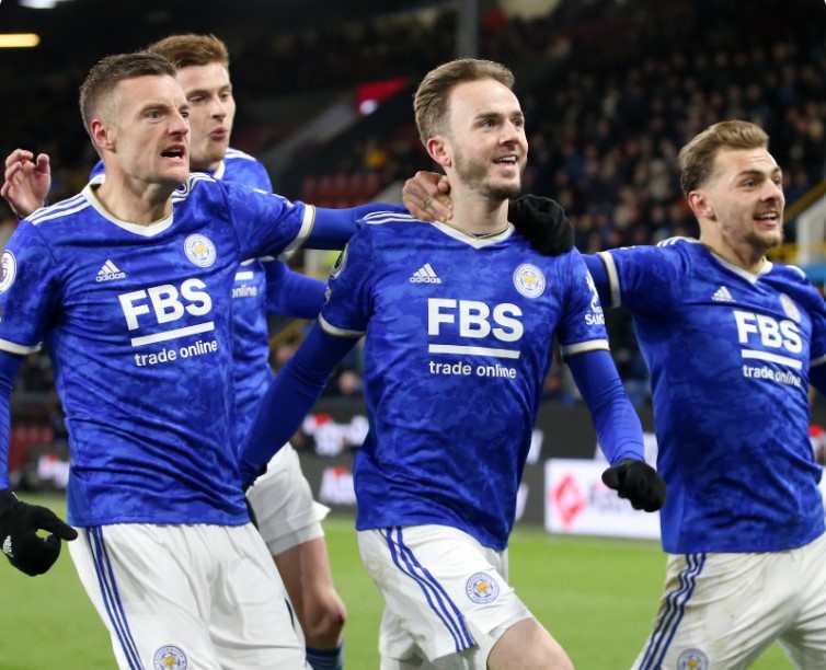 Par apemain Leicester City melakukan selebrasi usai mencetak gol ke gawang Burnley di laga Liga Primer Inggris.