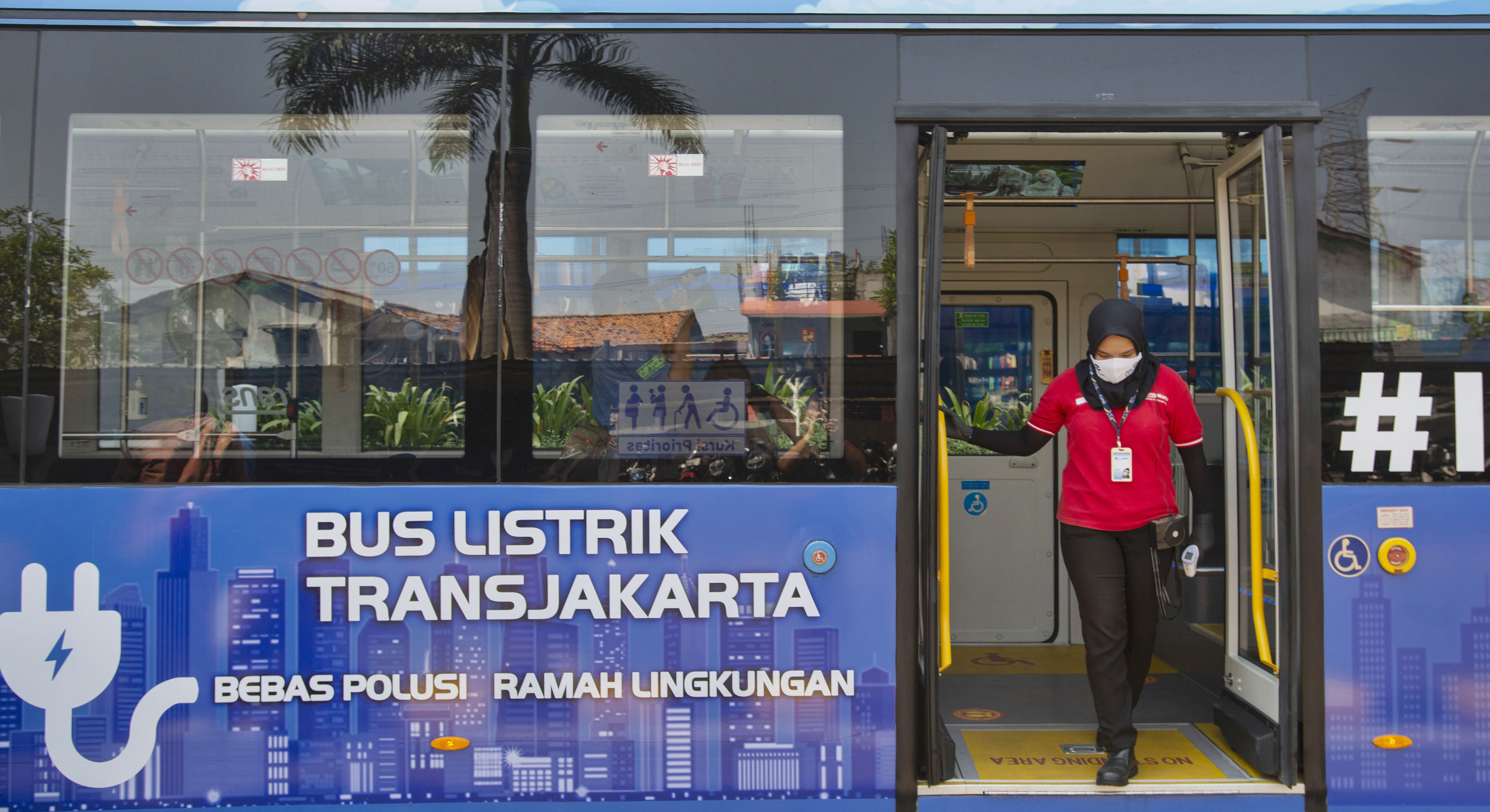 Dukung Penurunan Karbon, Anies Pamerkan Elektrifikasi Bus TransJakarta