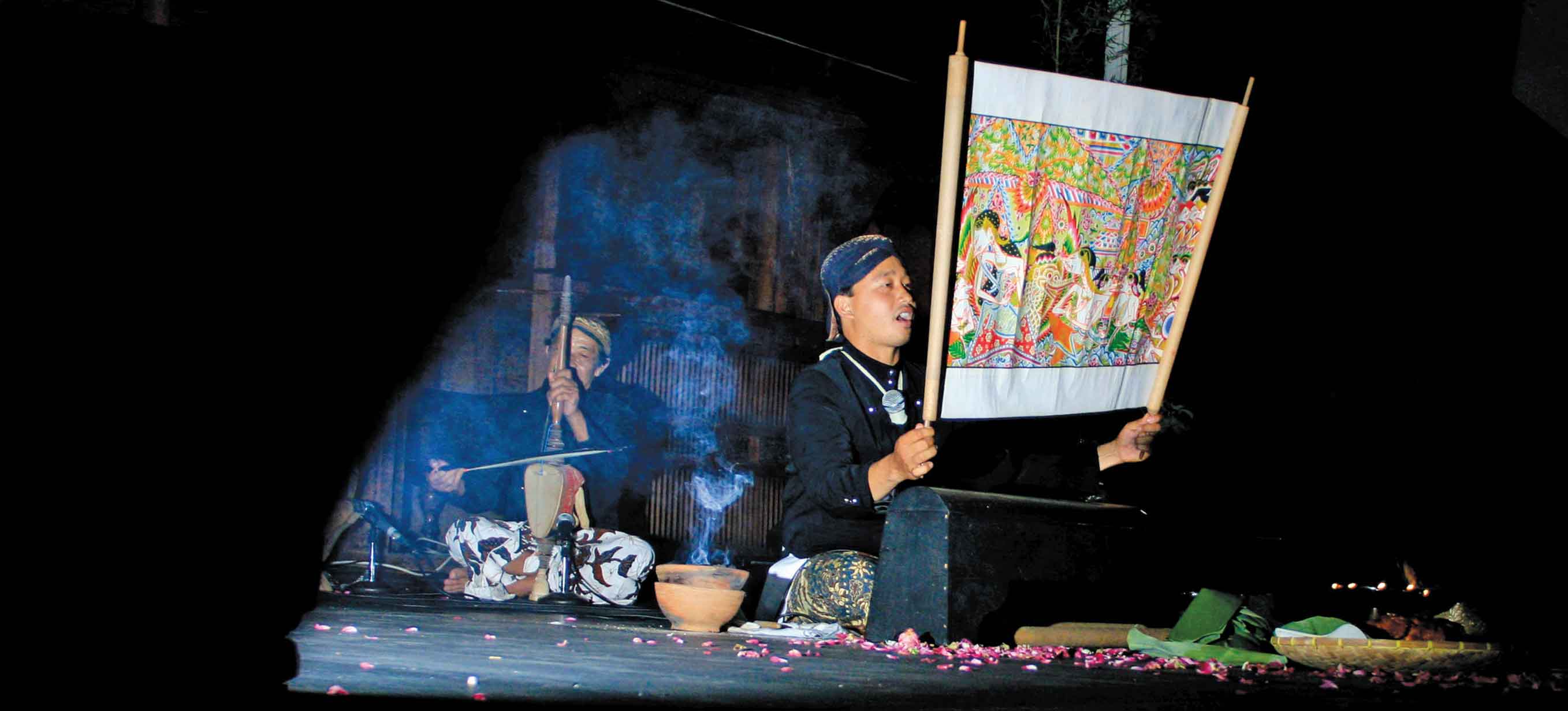 WAYANG BEBER: Seorang dalang mementaskan Wayang Beber Pacitan dengan lakon Joko Kembang Kuning yang digelar di Bentara Budaya Jakarta,  