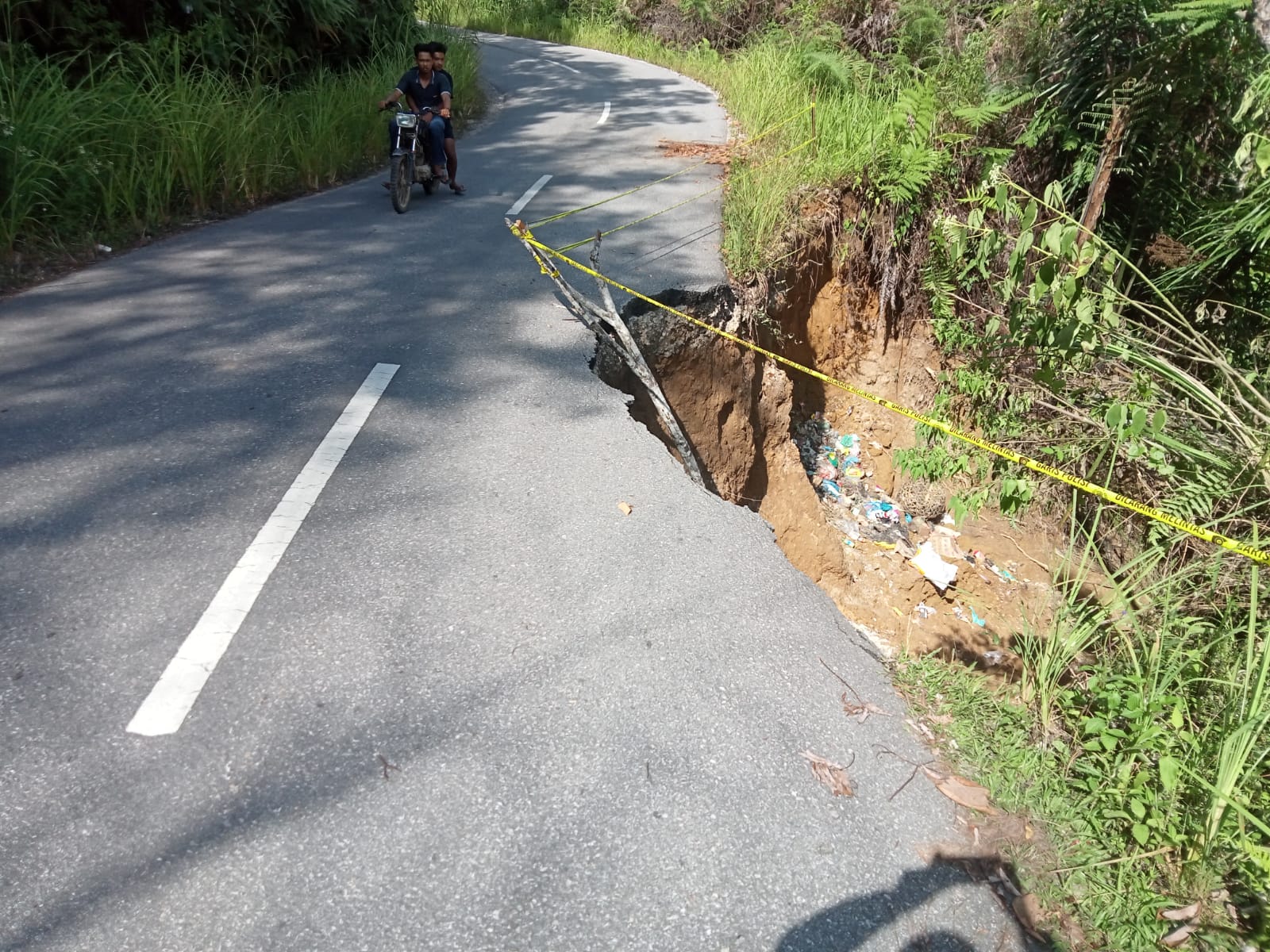 Salah satu titik tanah longsor di badan jalan yang terjadi di Tapanuli Utara