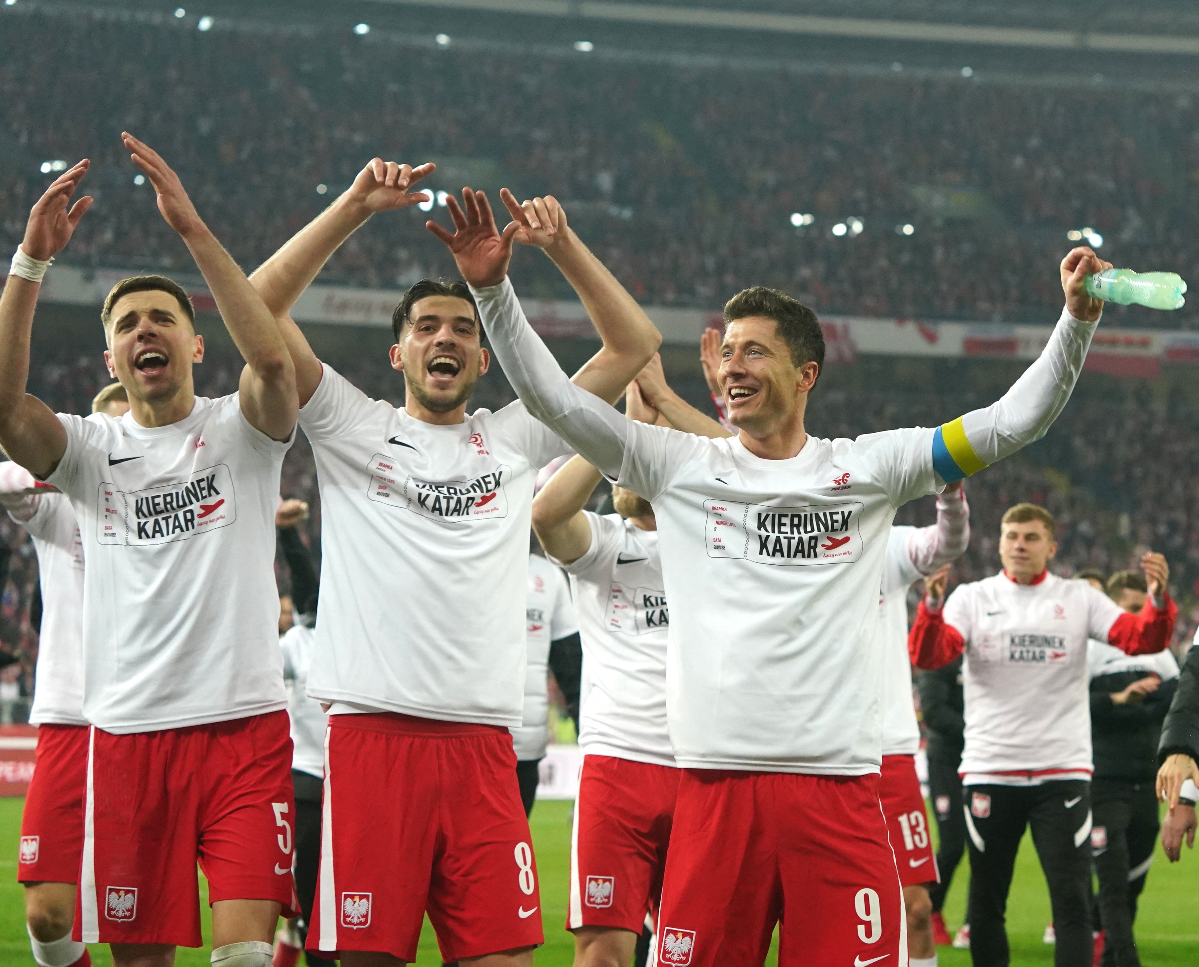 Para pemain Polandia merayakan keberhasilan mereka lolos ke Piala Dunia 2022 usai mengalahkan Swedia di laga playoff.