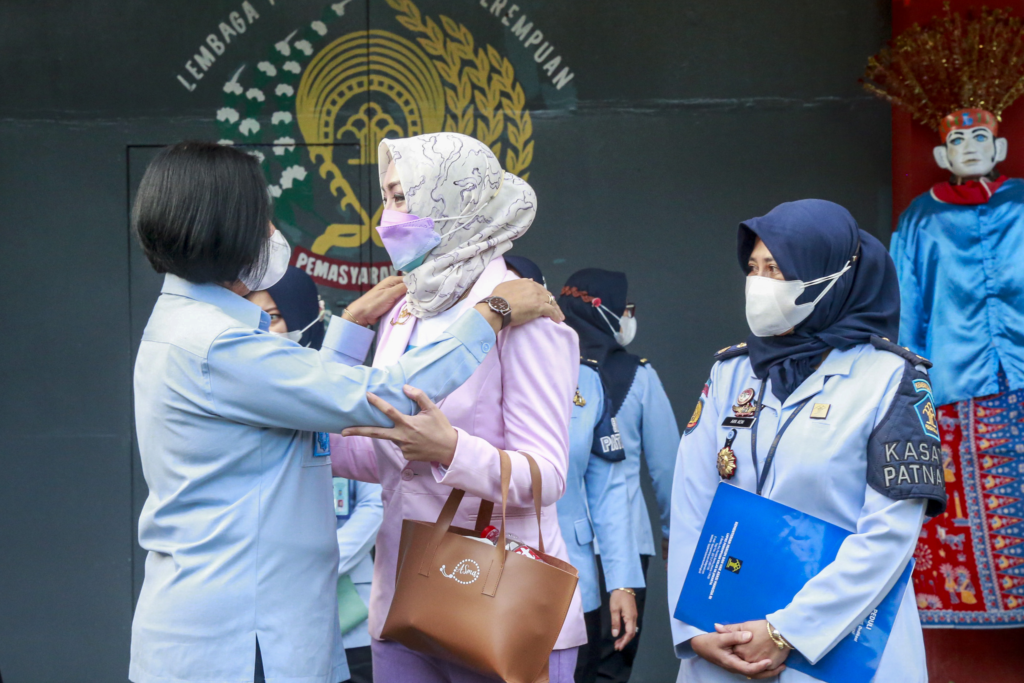 Angelina Sondakh (tengah) berbincang dengan petugas saat keluar dari Lapas Perempuan Kelas IIA Pondok Bambu, Jakarta Timur, Kamis (3/3/2022)