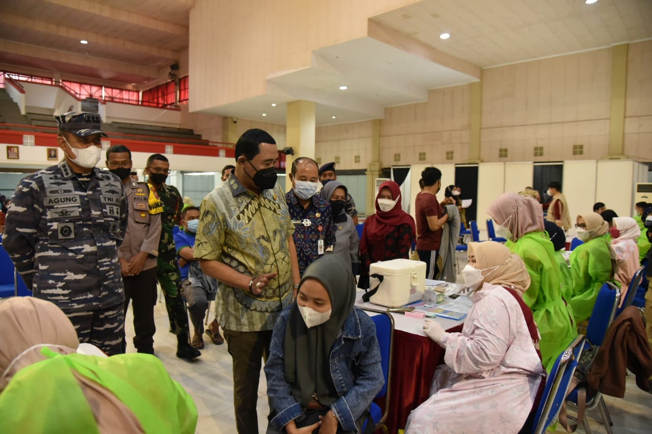 Rektor IPDN Hadi Prabowo menyaksikan vaksinasi booster di Gedung Balairung IPDN 