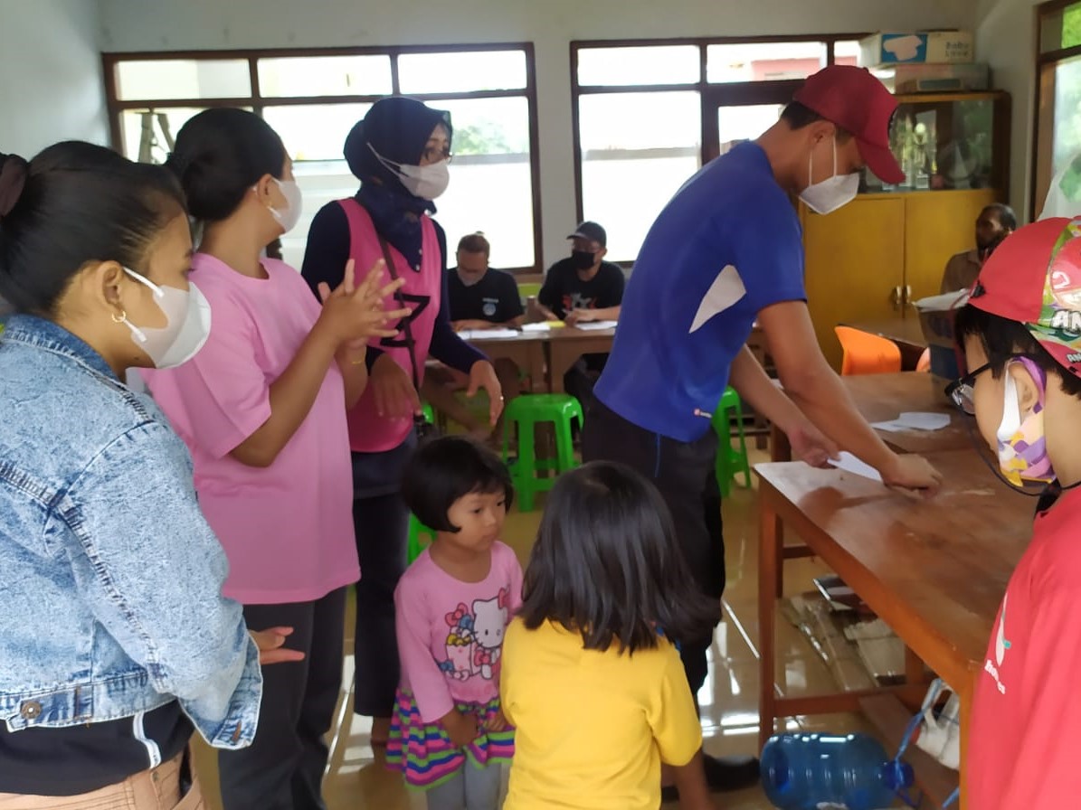 Warga RW 5, Kelurahan Dinoyo, Kecamatan Lowokwaru, Kota Malang, Jawa Timur, antusias mengumpulkan sampah untuk ditukar sembako.