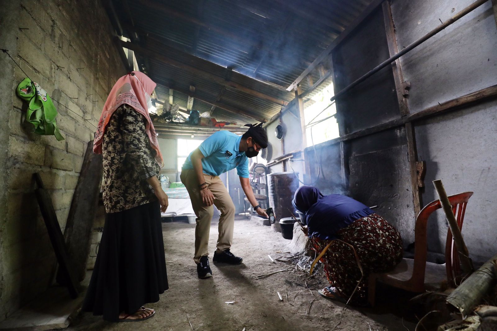 Menparekraf Sandiaga Uno berkunjung ke Desa Wisata Sendang, Kecamatan Donorojo, Kabupaten Pacitan, bertemu pembuat gula Jawa, Sabtu 