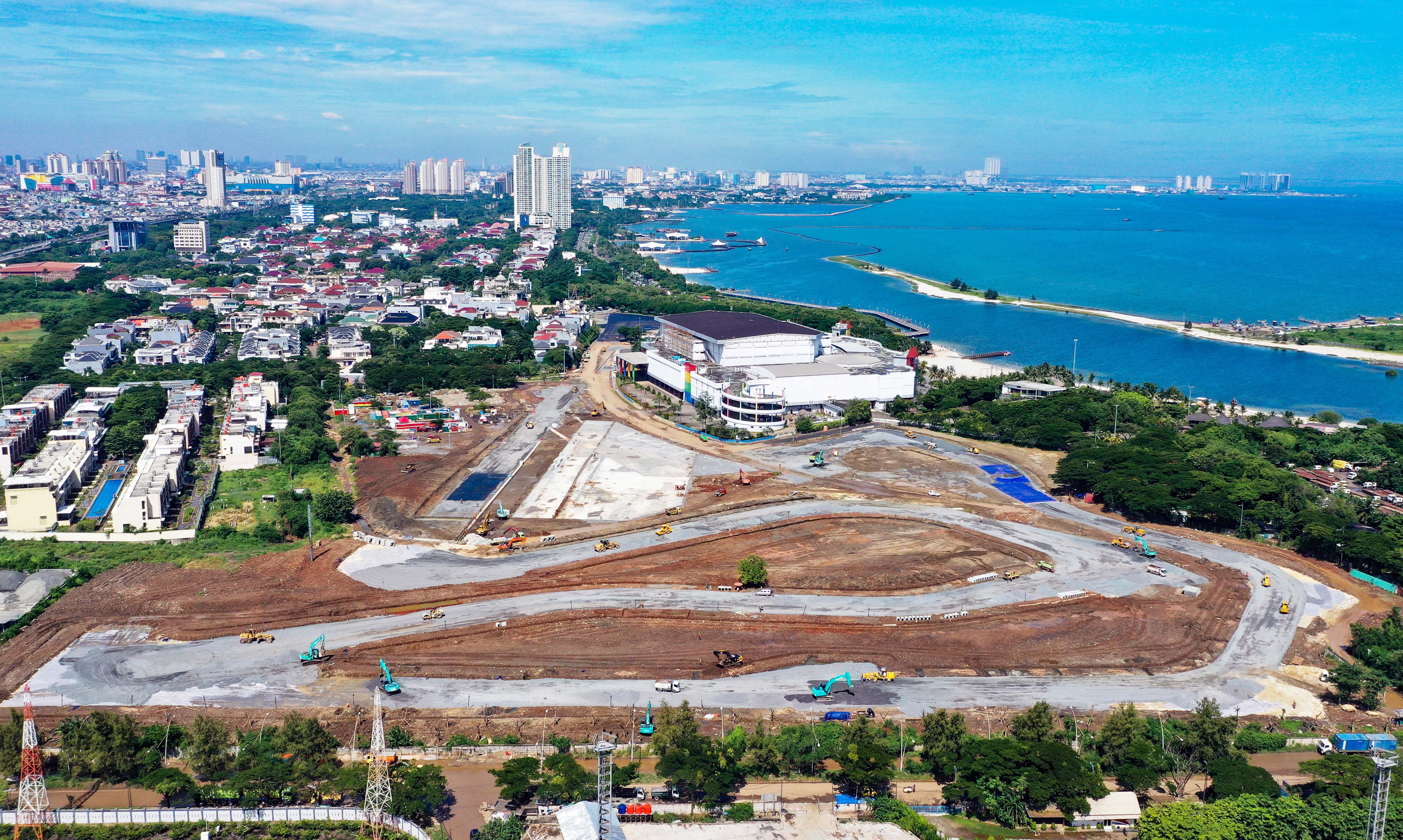 Foto udara progres pembangunan sirkuit Formula E di kawasan Taman Impian Jaya Ancol, Pademangan, Jakarta