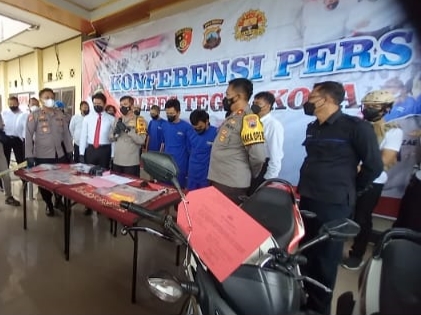 Suasana konferensi pers dua pelaku pencurian uang nasabah bank lintas pulau di Mapolres Tegal Kota, Jawa Tengah.