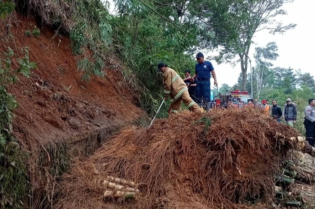 Proses pembersihan material longsor di areal ladang bambu di Jalan Kyai Hasyim Asy'ari, Kelurahan Kalianget, Wobosobo, Jateng, Rabu (23/3).
