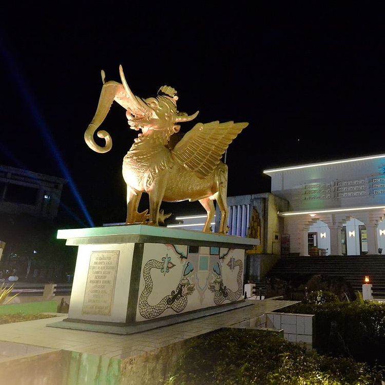 Istana Kesultanan Kutai Kartanegara, Kaltim, yang kini difungsikan menjadi Museum Tenggarong (Mulawarman).