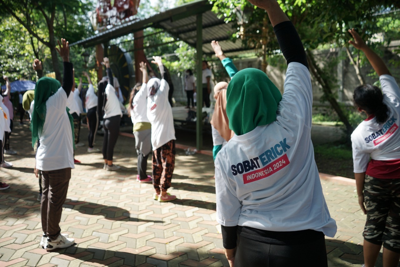 Kegiatan senam bersama yang dilakukan relawan 'Sobat Erick' Madiun, Jawa Timur. 