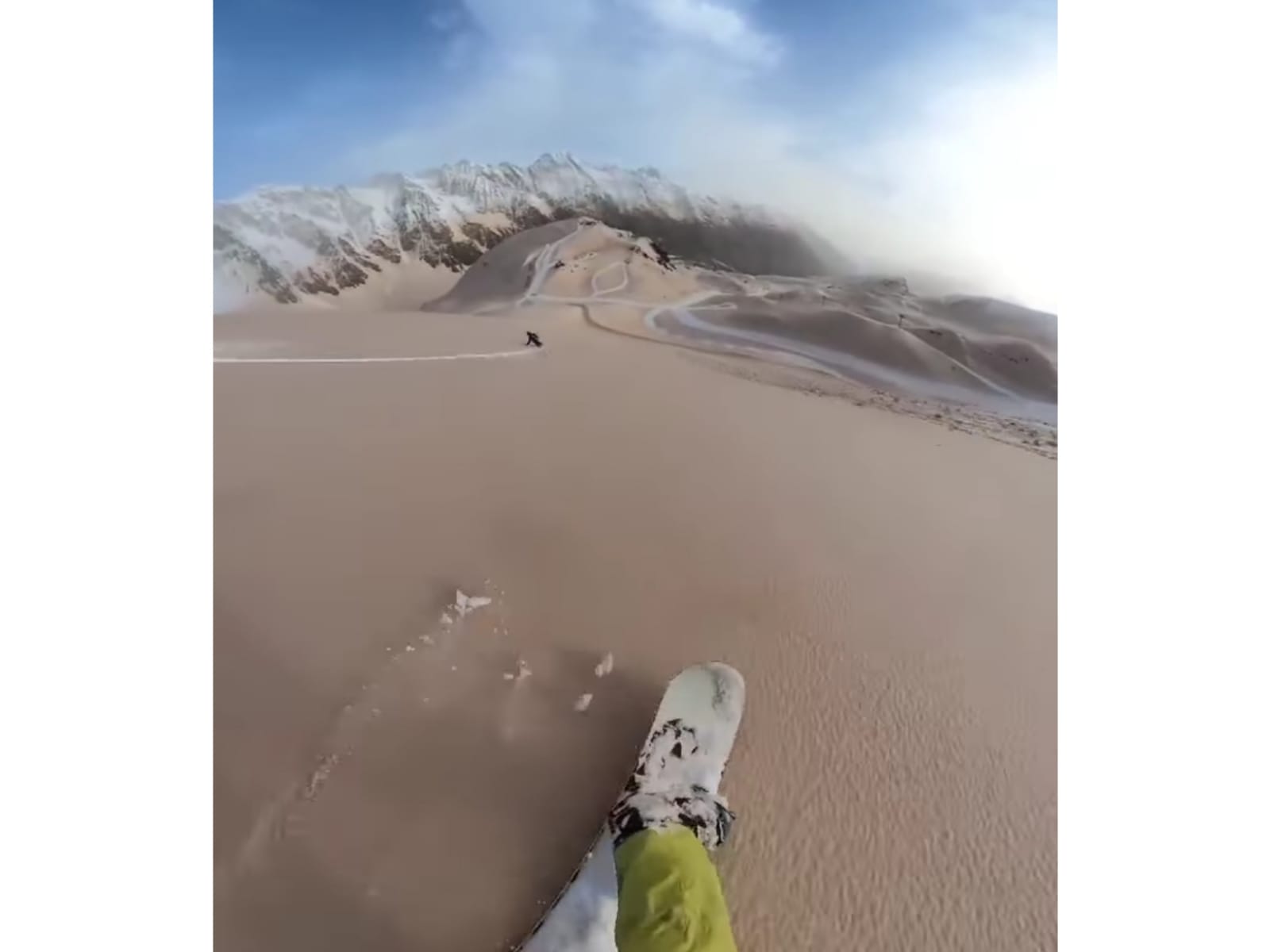 Pemain ski berselancar di Pegunungan Pirenia yang saljunya menjadi kecoklatan akibat pasir dari Gurun Sahara.