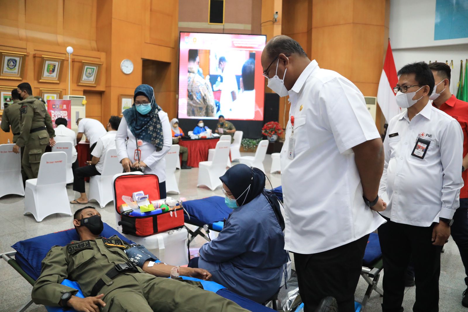 Dirjen Bina Adwil Kemendagri Safrizal memantau jalannya donor darah