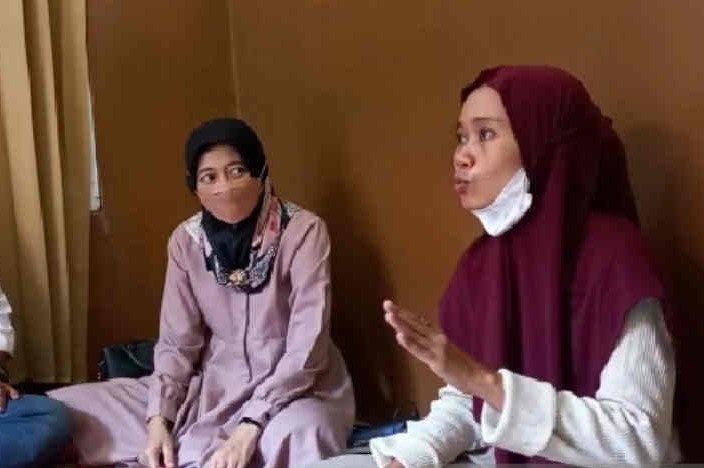 Nurhayati (kanan) saat menerima tamu di rumah di Cirebon, Jawa Barat, hari ini.