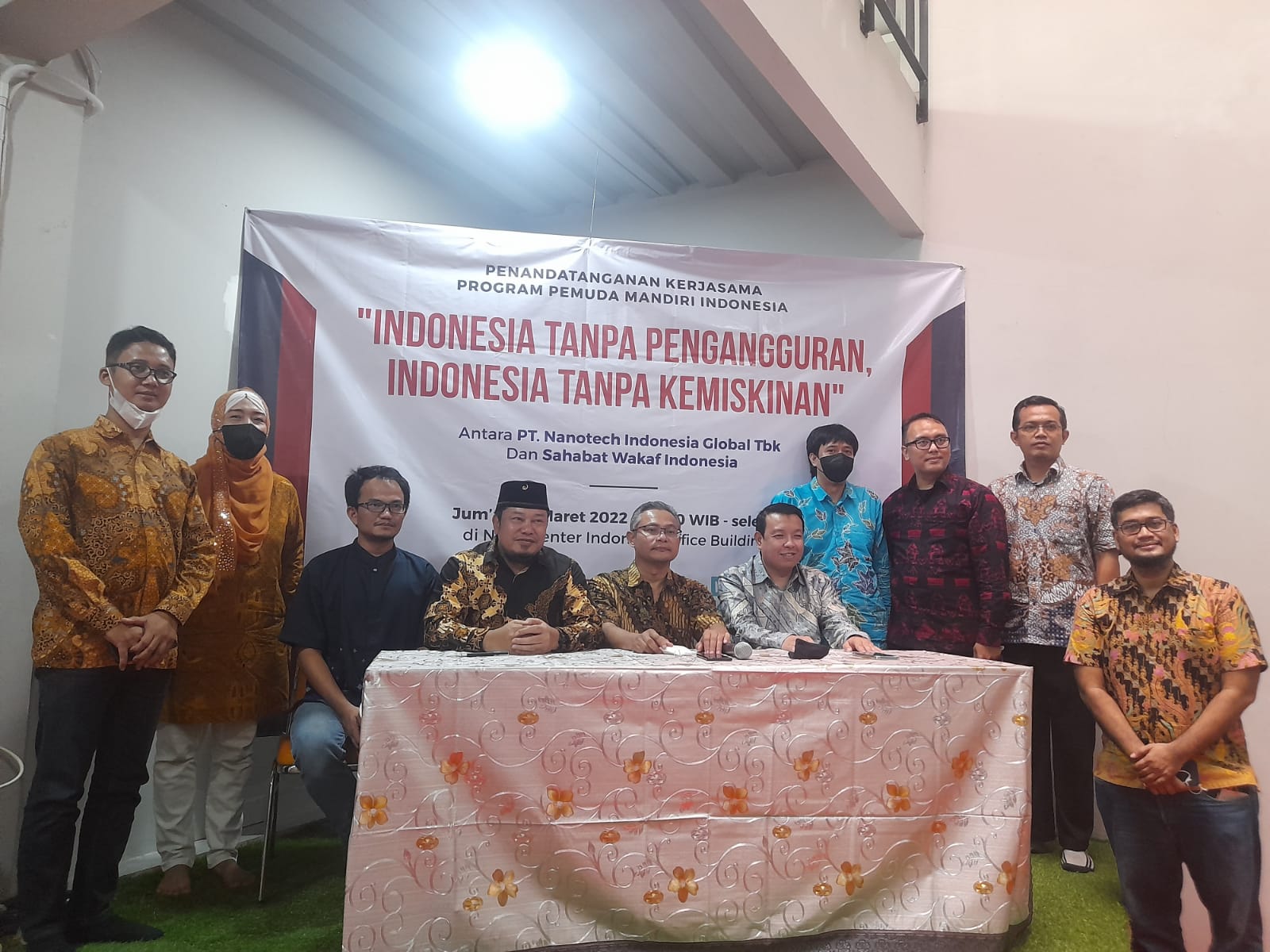 PT Nanotech Indonesia Global Tbk dan Yayasan Sahabat Wakaf Indonesia melakukan penandatanganan kerja sama