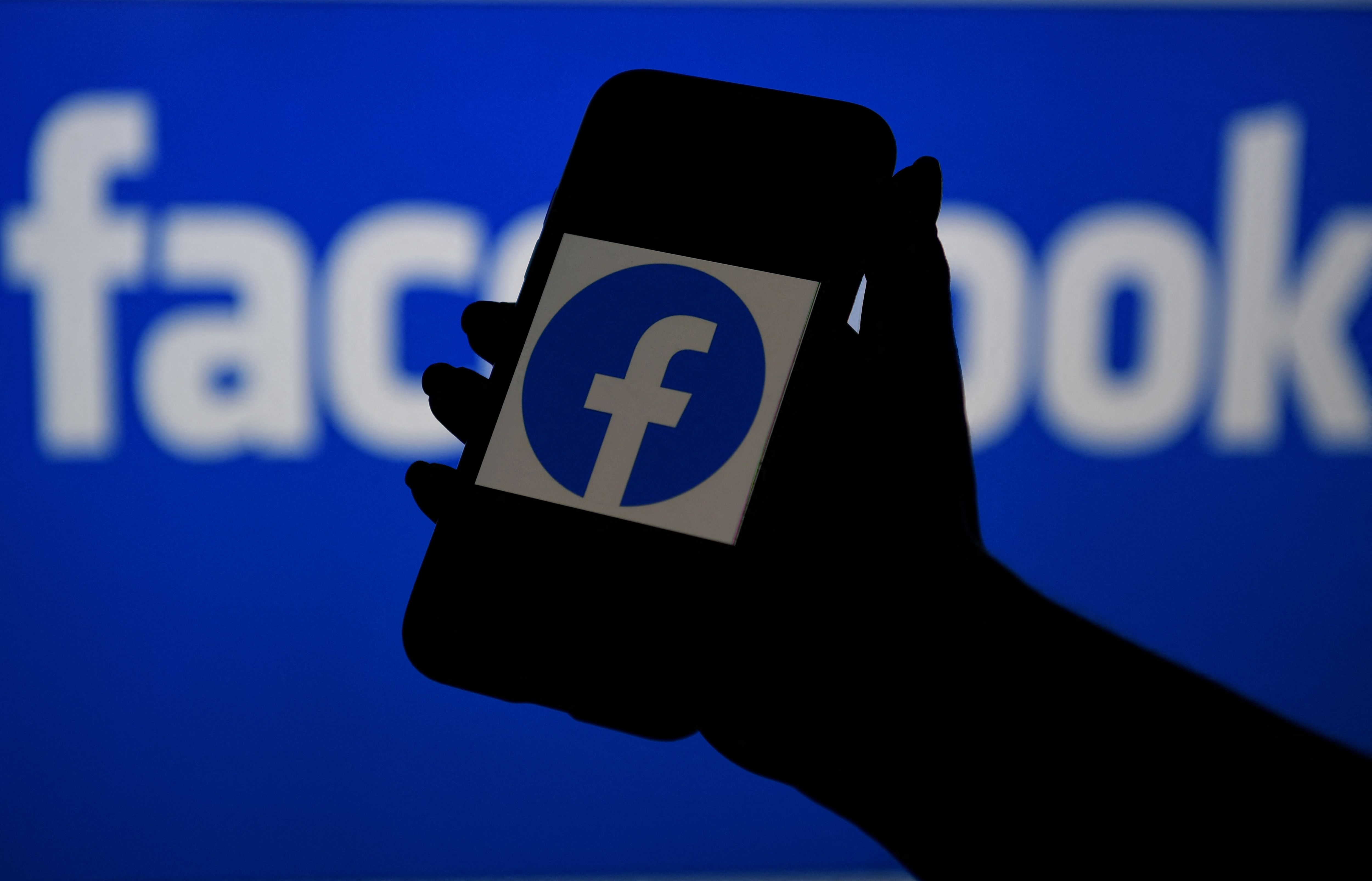 Logo Facebook terlihat di sebuah layar ponsel