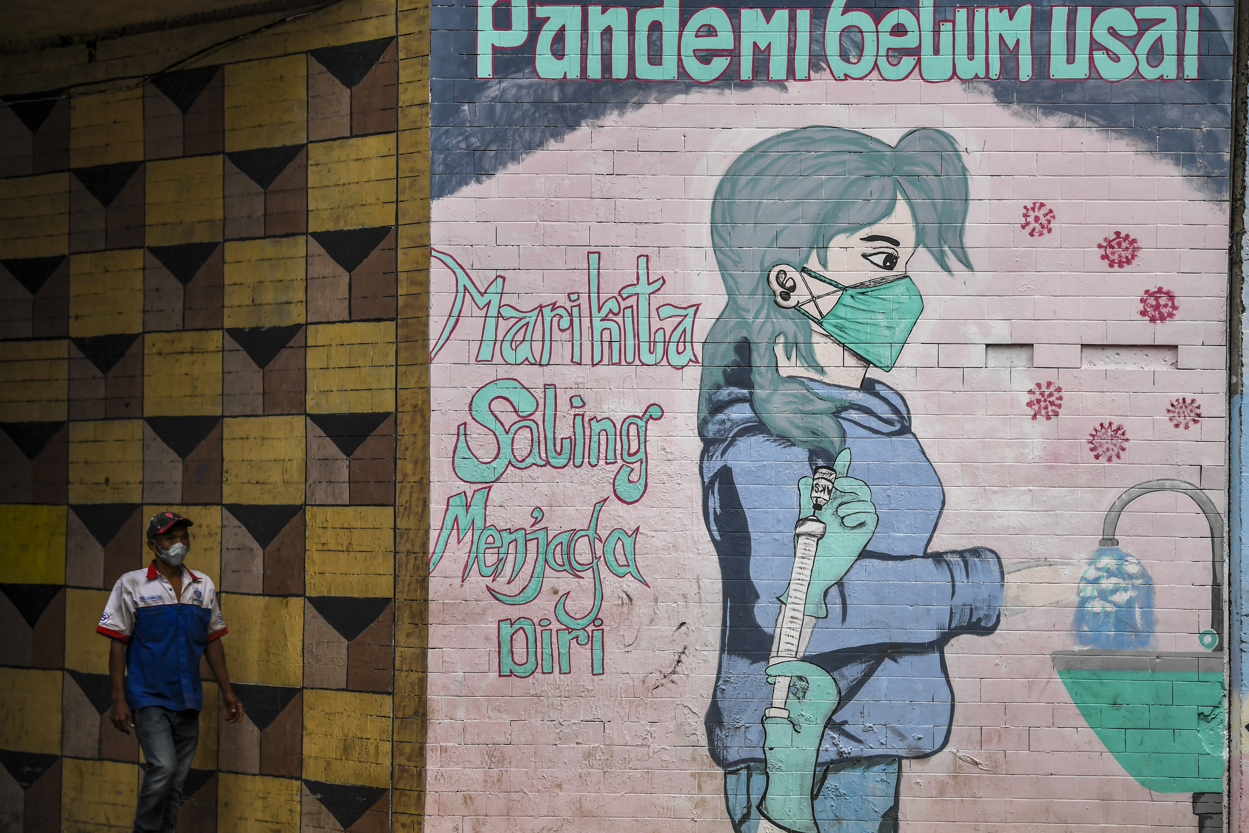 Mural peringatan bahaya Covid-19 di Jakarta