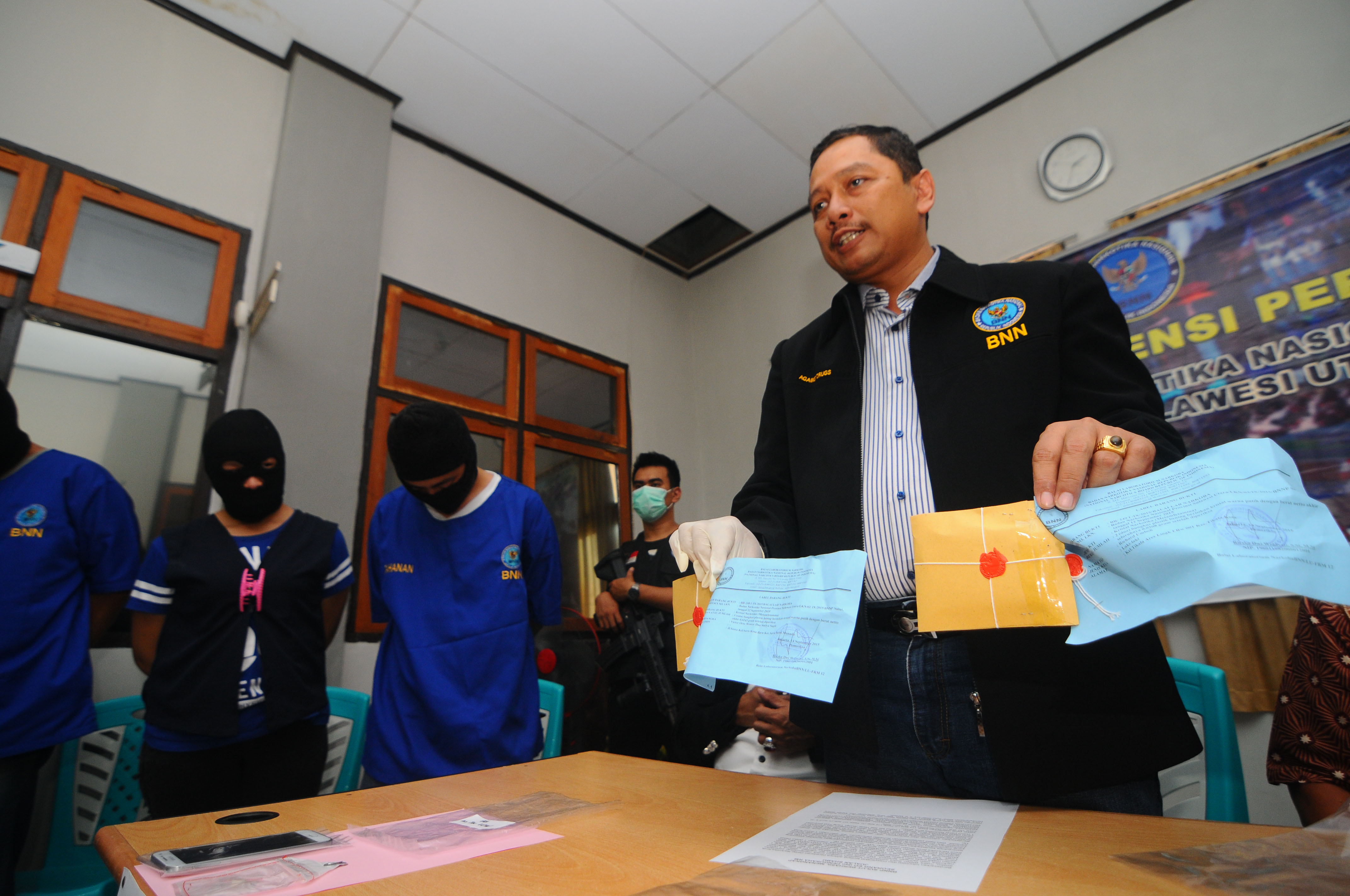 Petugas memperlihatkan barang bukti sabu yang disita dari rumah tahanan di Manado