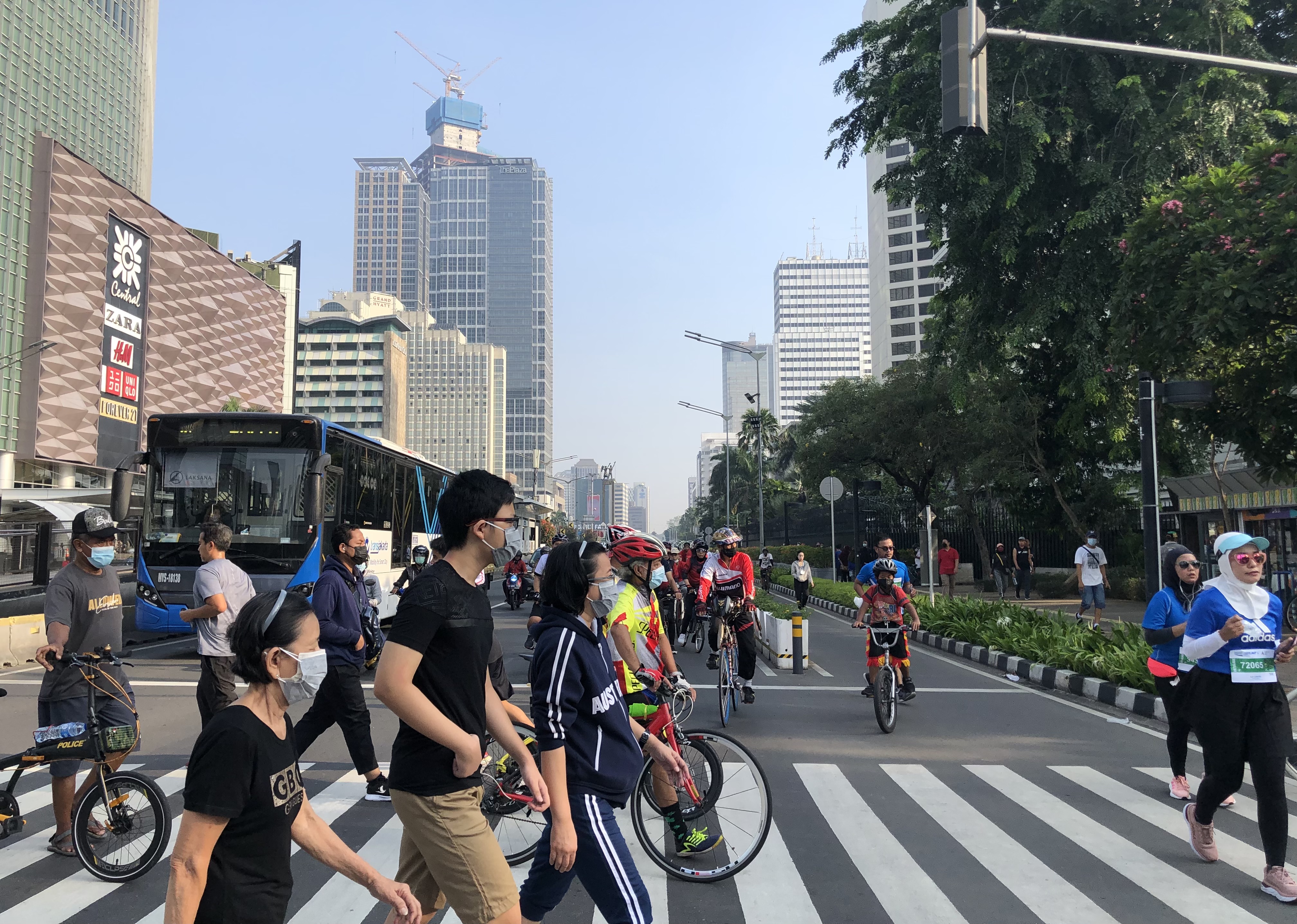 Warga Jakarta beraktifitas di kawasan Sudirman.