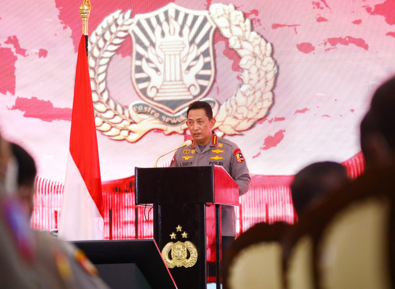 Kapolri Jenderal Listyo Sigit Prabowo  dalam acara penyerahan hasil evaluasi dan penghargaan pelayanan publik lingkup Kepolisian Negara RI.