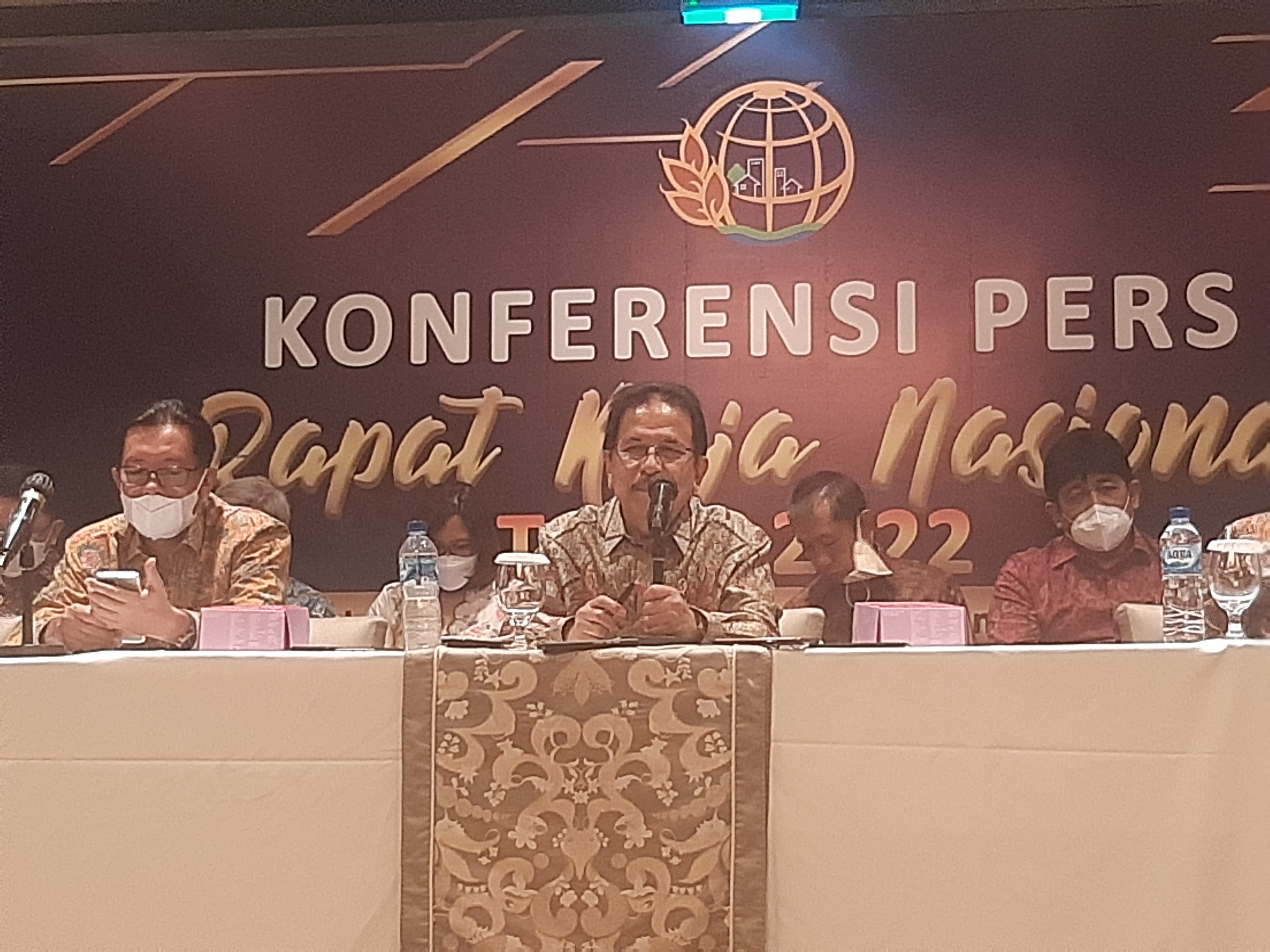 Menteri ATR/BPN Sofyan A Djalil (tengah) konferensi pers di Shangri La, Jakarta, Senin (21/3/2022).