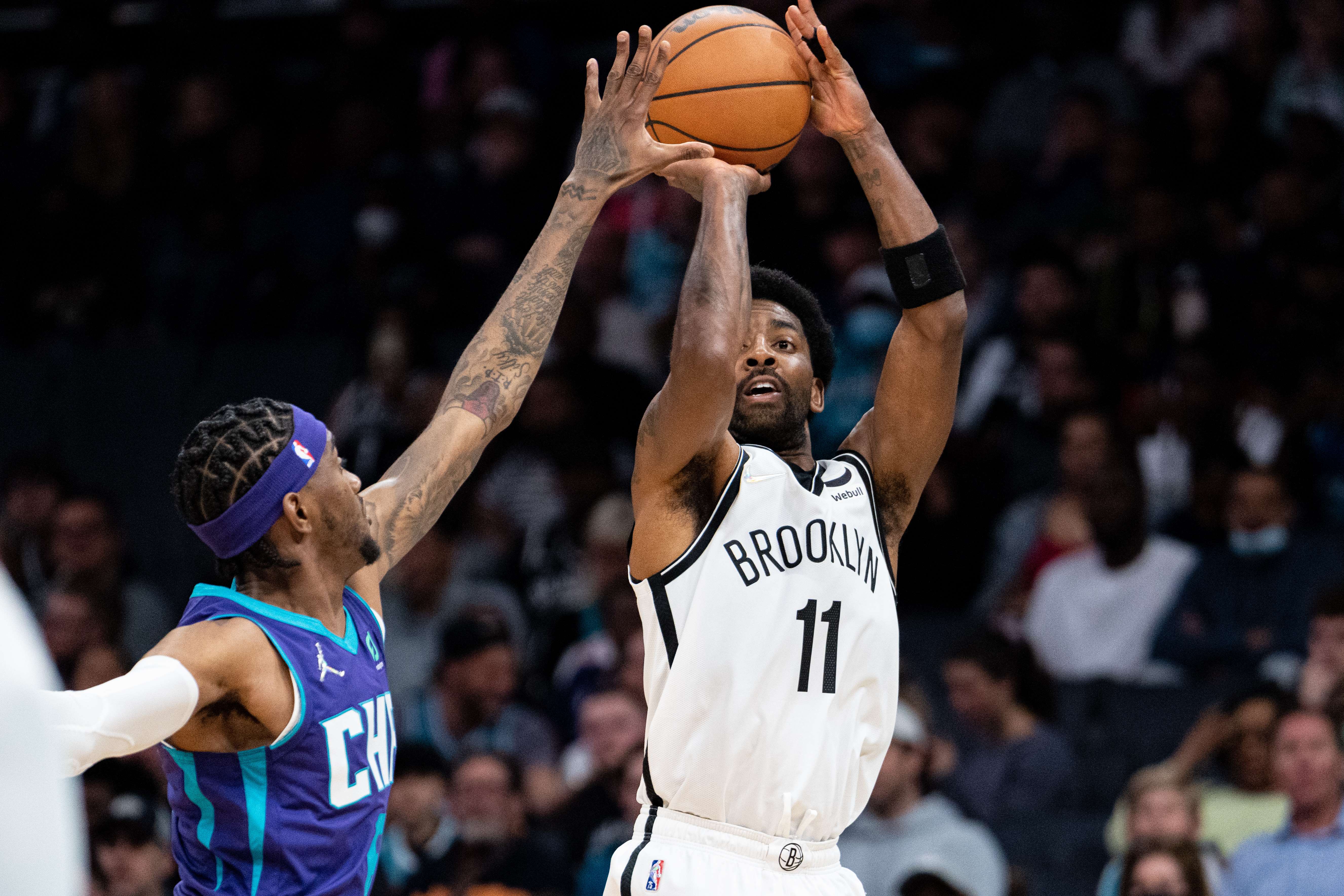 Pmain Brooklyn Nets Kyrie Irving melepaskan tembakan dalam laga NBA melawan Charlotte Hornets.