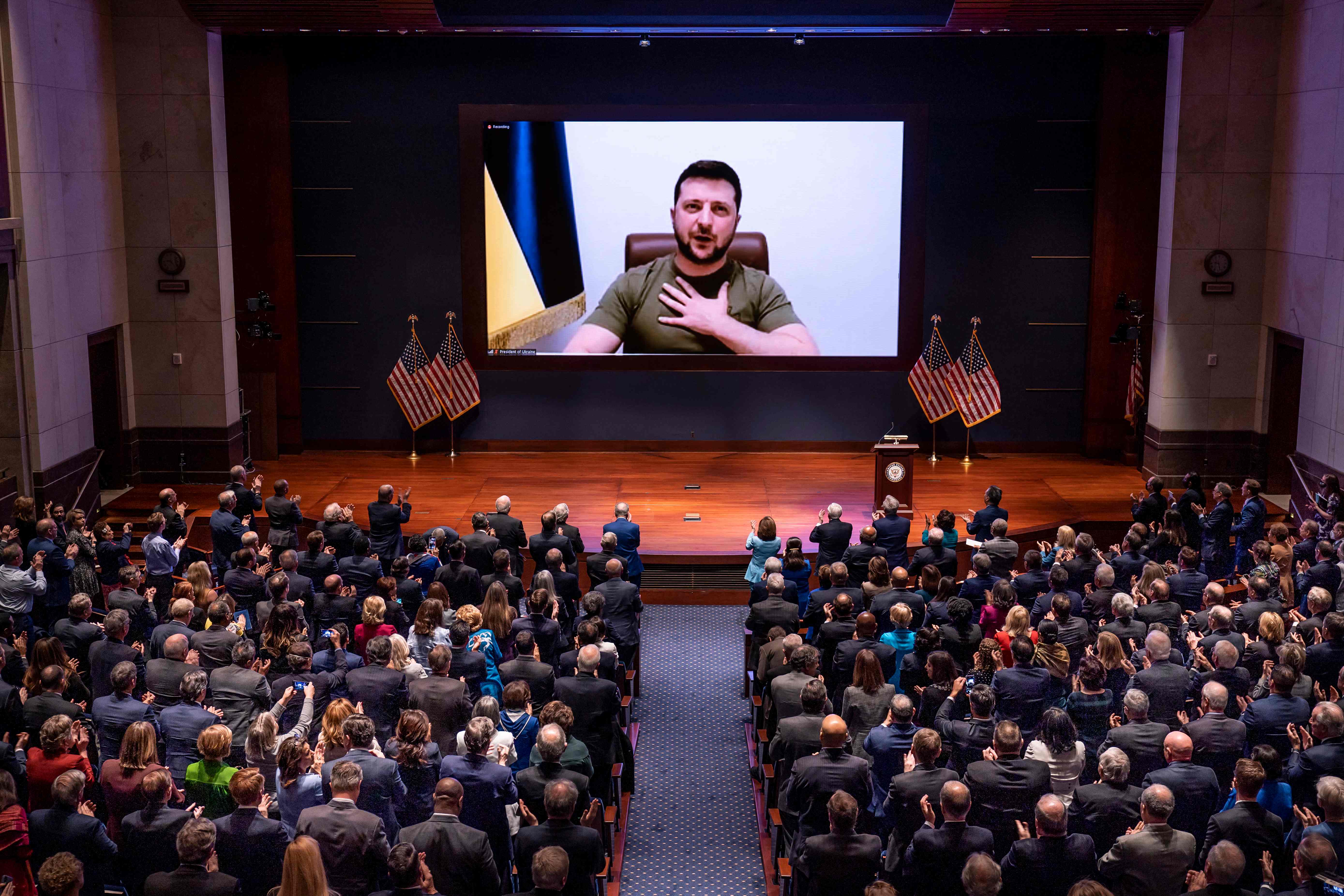 Presiden Ukraina Volodymyr Zelensky berpidato secara virtual di depan anggota Kongres AS di Gedung Capitol, Washington DC, Rabu (16/3).  