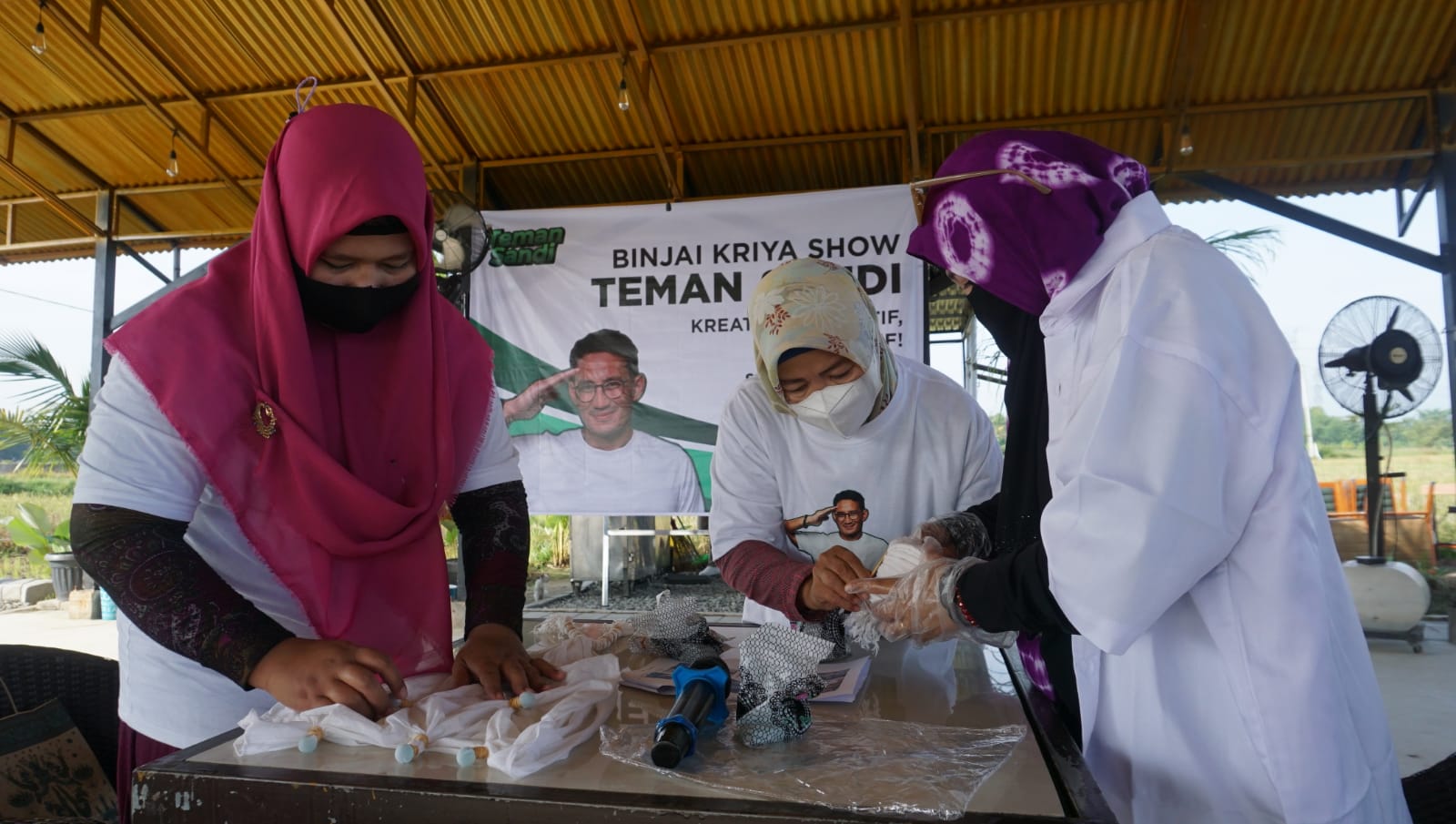 Kegiatan pelatihan pembuatan batik jumputan yang digelar Teman Sandi di Binjai, Sumut, Minggu (20/3).