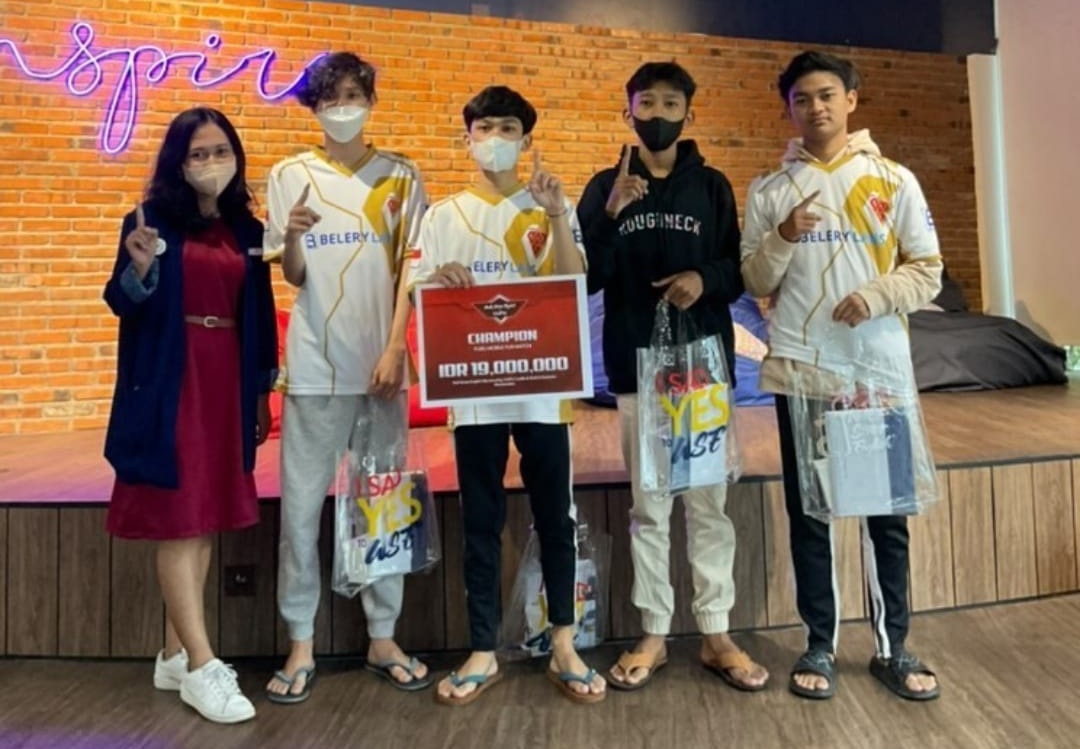 Penyerahan penghargaan kepada pemenang Fun Match di Wall Street English Pakuwon Mall Surabaya.