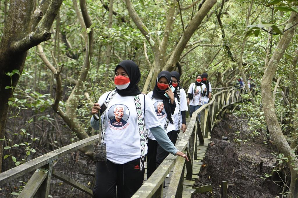 Seusai deklarasi mahasiswa dan milenial konvoi menuju Taman Mangrove Margo Mulyo untuk menanam ratusan bibit mangrove.