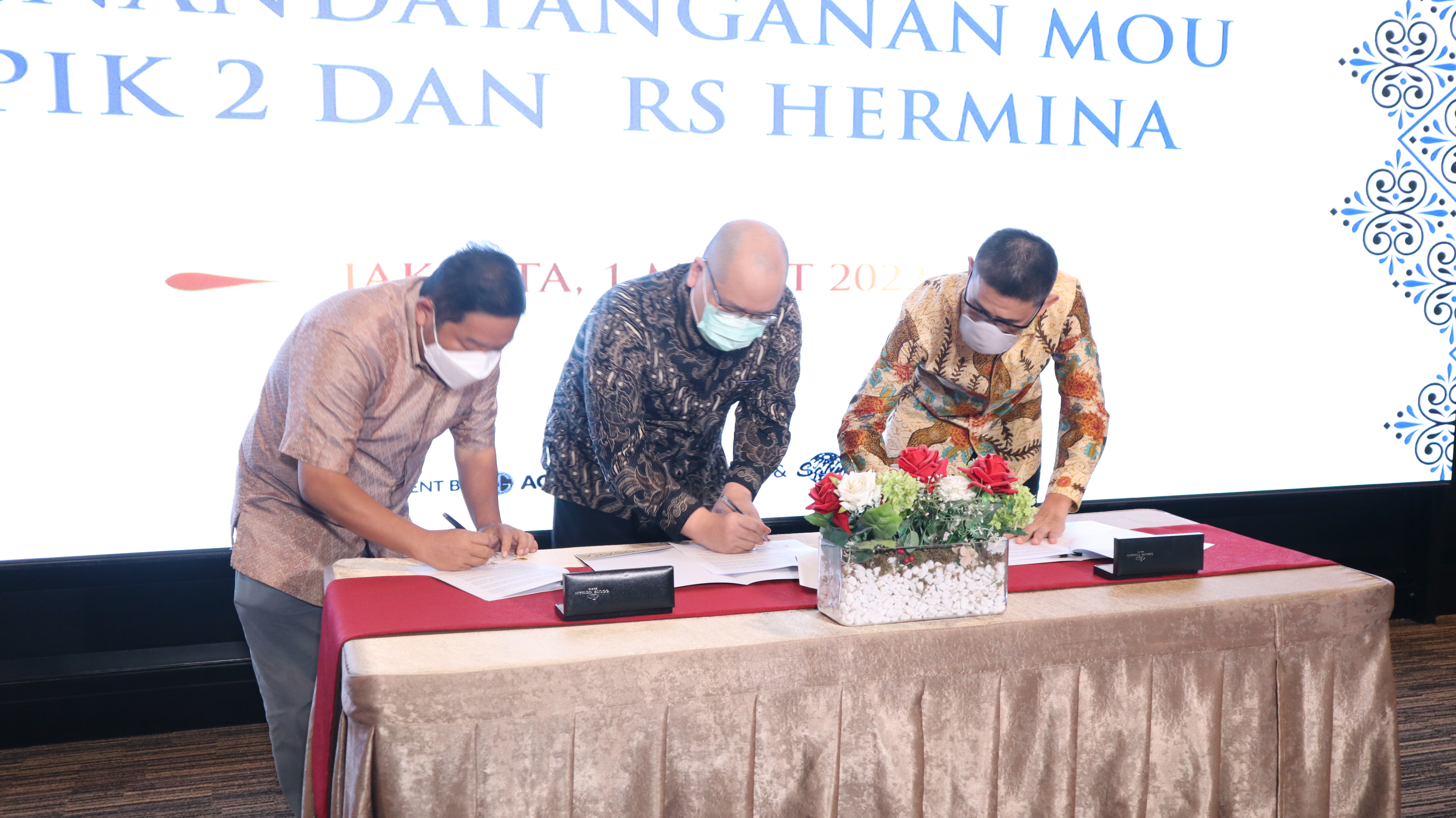 Pendandatanganan MOU (dari kiri ke kanan)  oleh Ipeng Widjojo, Yohanes Edmond Budiman, dan Yulisar Khiat.