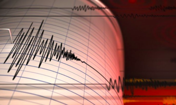 Seismograf mencatat getaran gempa. 
