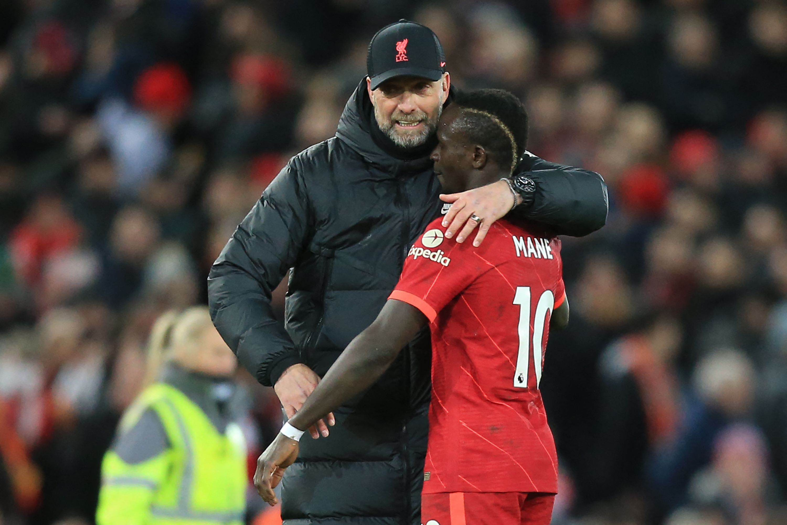 Manajer Liverpool Jurgen Klopp merangkul striker Sadio Mane saat laga melawan  West Ham United.