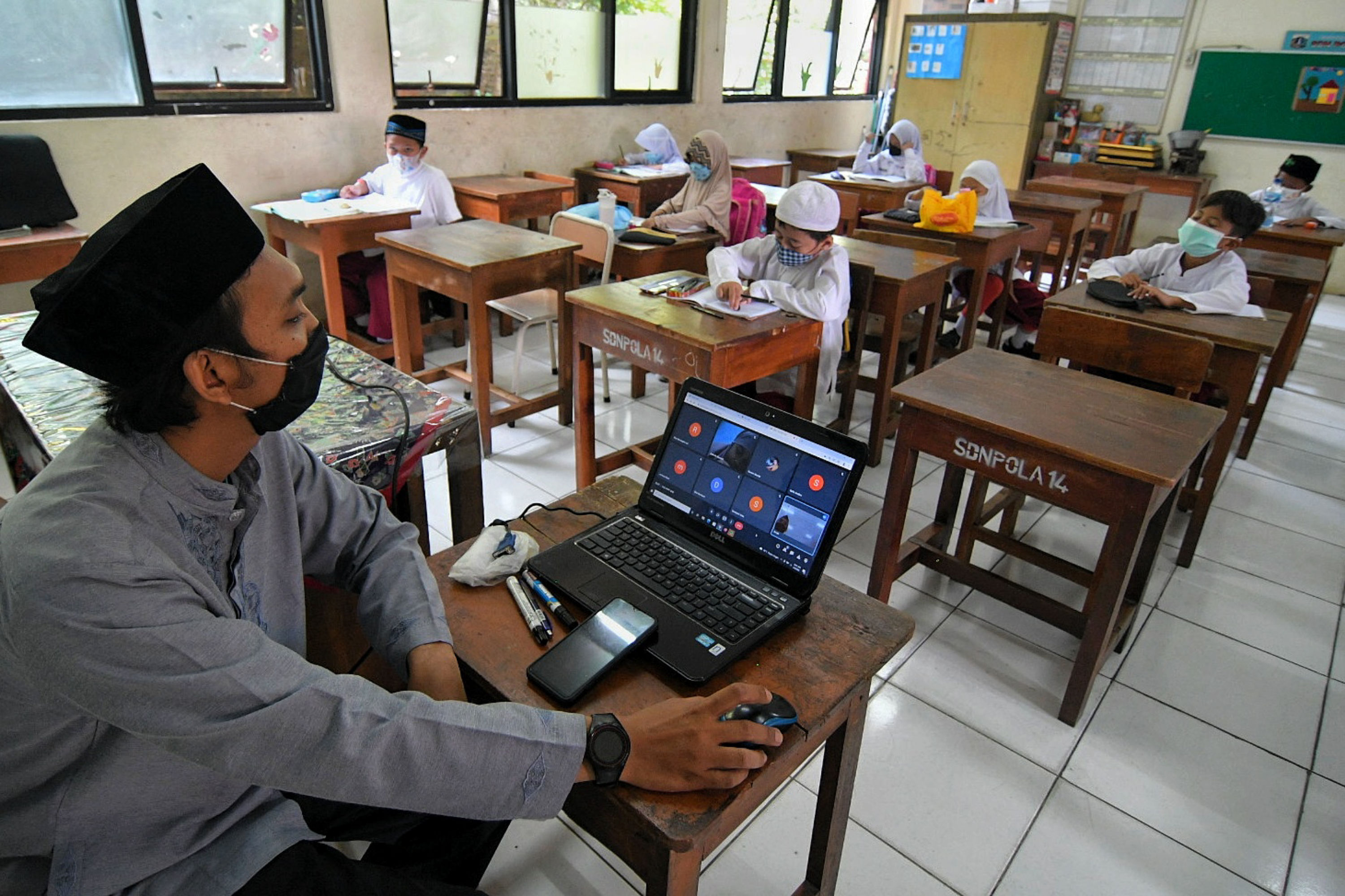 Anies Naikkan Dana Hibah Untuk 81 Ribu Guru Honorer Tahun Ini 