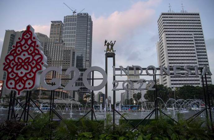 Logo Presidensi G20 Indonesia 2022 terpajang di Bundaran HI, Jakarta, Jumat (21/1/2022).