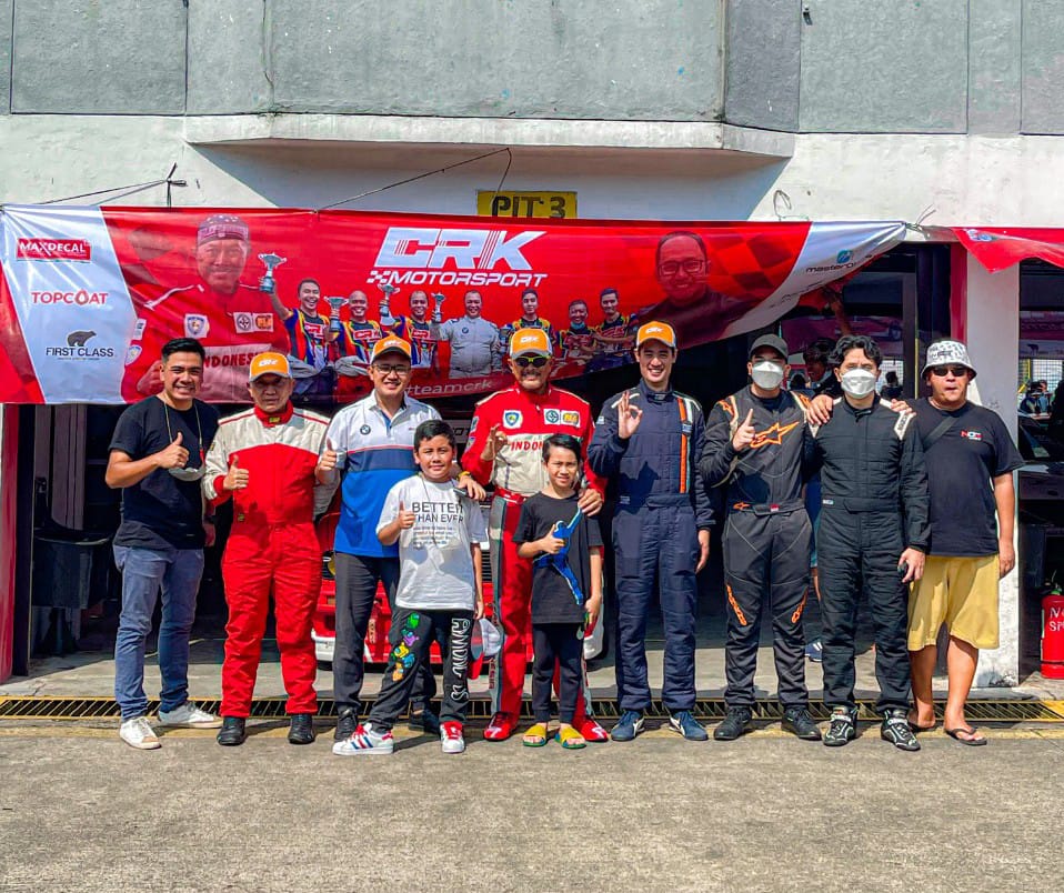 Para pembalap dan ofisial CRK.