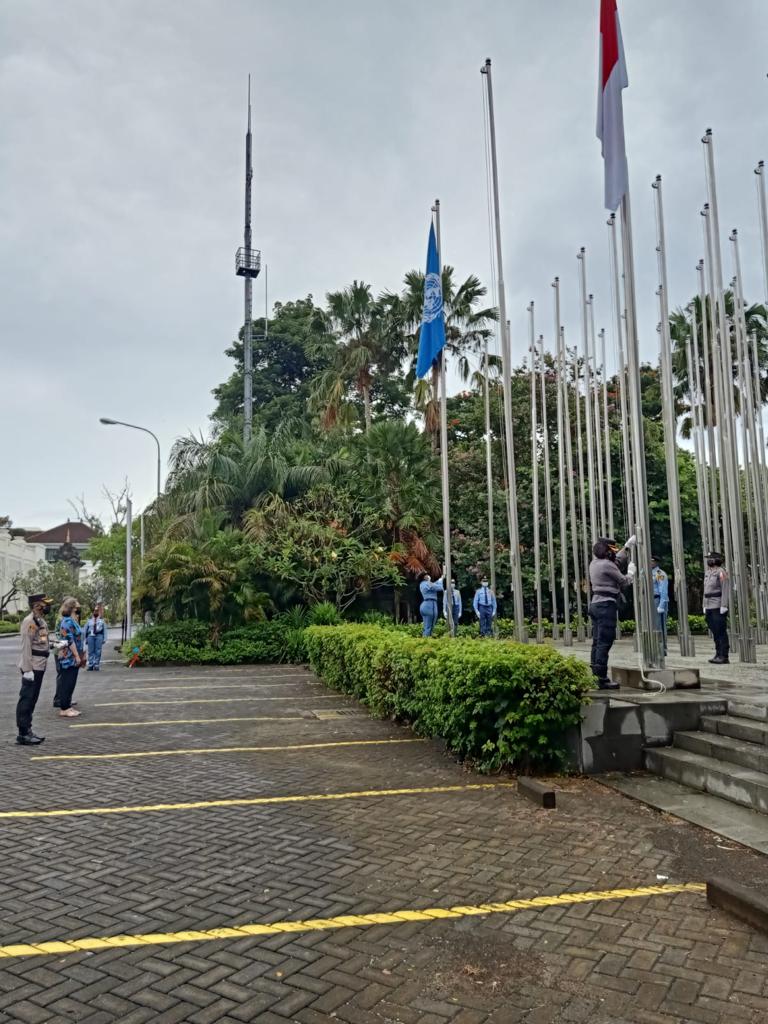 Penaikan bendera Merah Putih bersama-sama bendera PBB di Bali Nusa Dua Convention Center. 