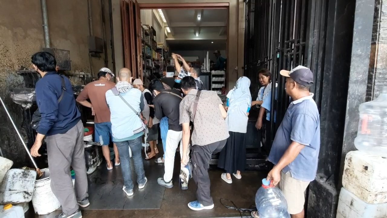 Antrean warga di agen minyak goreng curah di Kelurahan Wergu Kulon, Kota, Kudus, Jumat (25/3).  (MI/Jamaah).