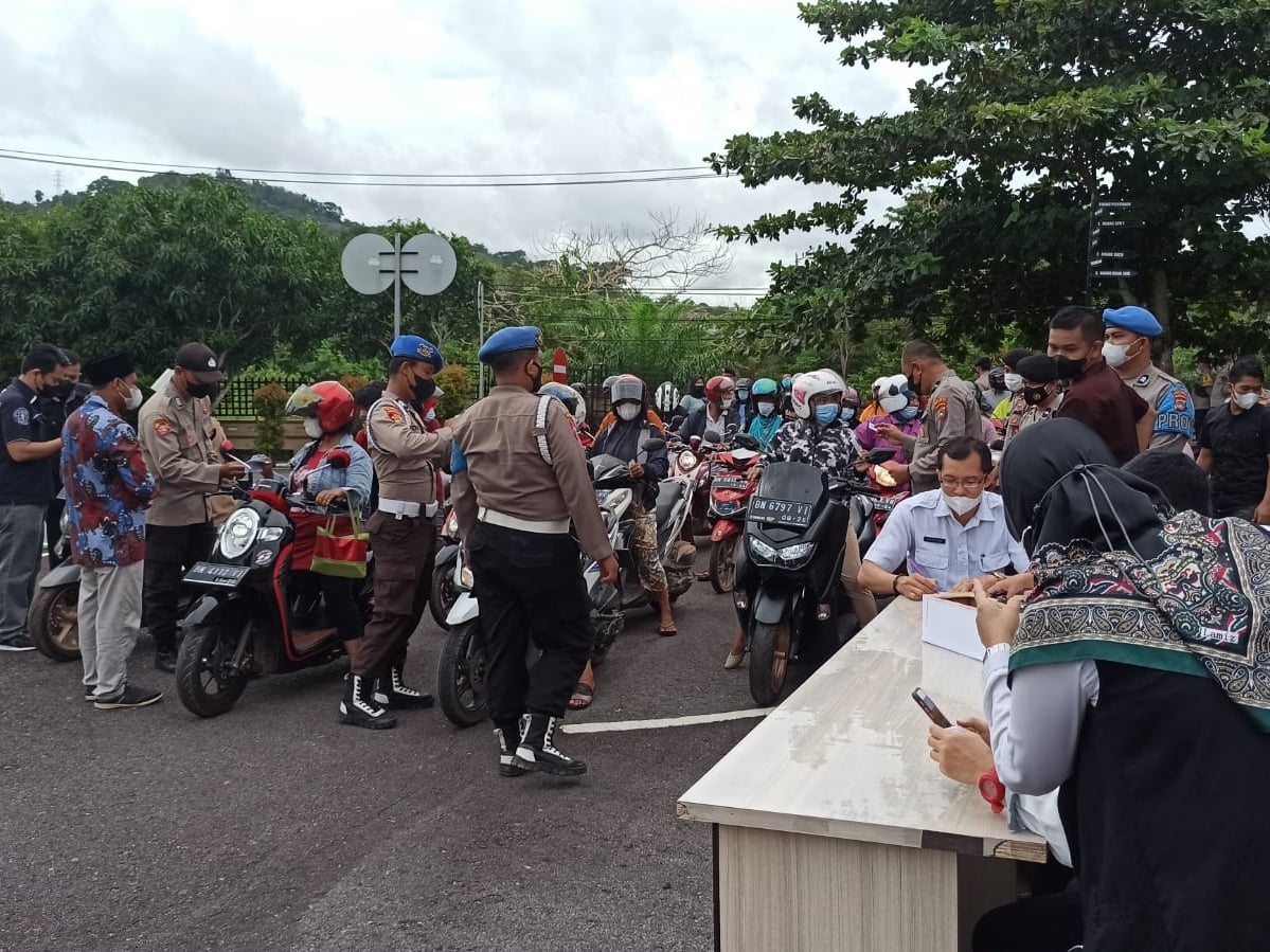 Emak-emak di Bangka Selatan antre demi memperoleh sembako yang berisi minyak goreng.