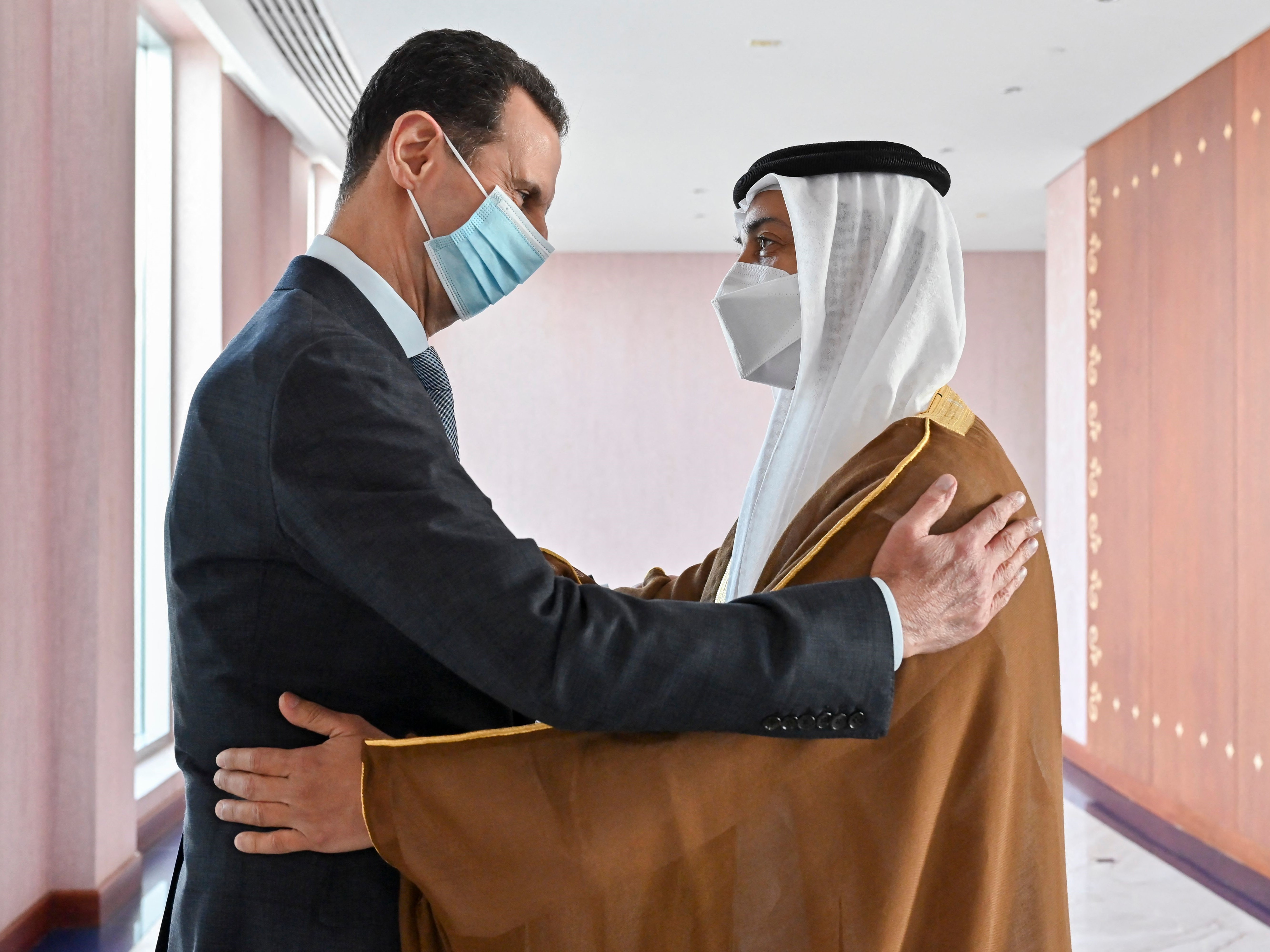 Presiden Suriah Bashar al-Assad (kiri) disambut Sheikh Mansour bin Zayed Al Nahyan, Wakil Perdana Menteri UEA, Abu Dhabi, Jumat (18/3).