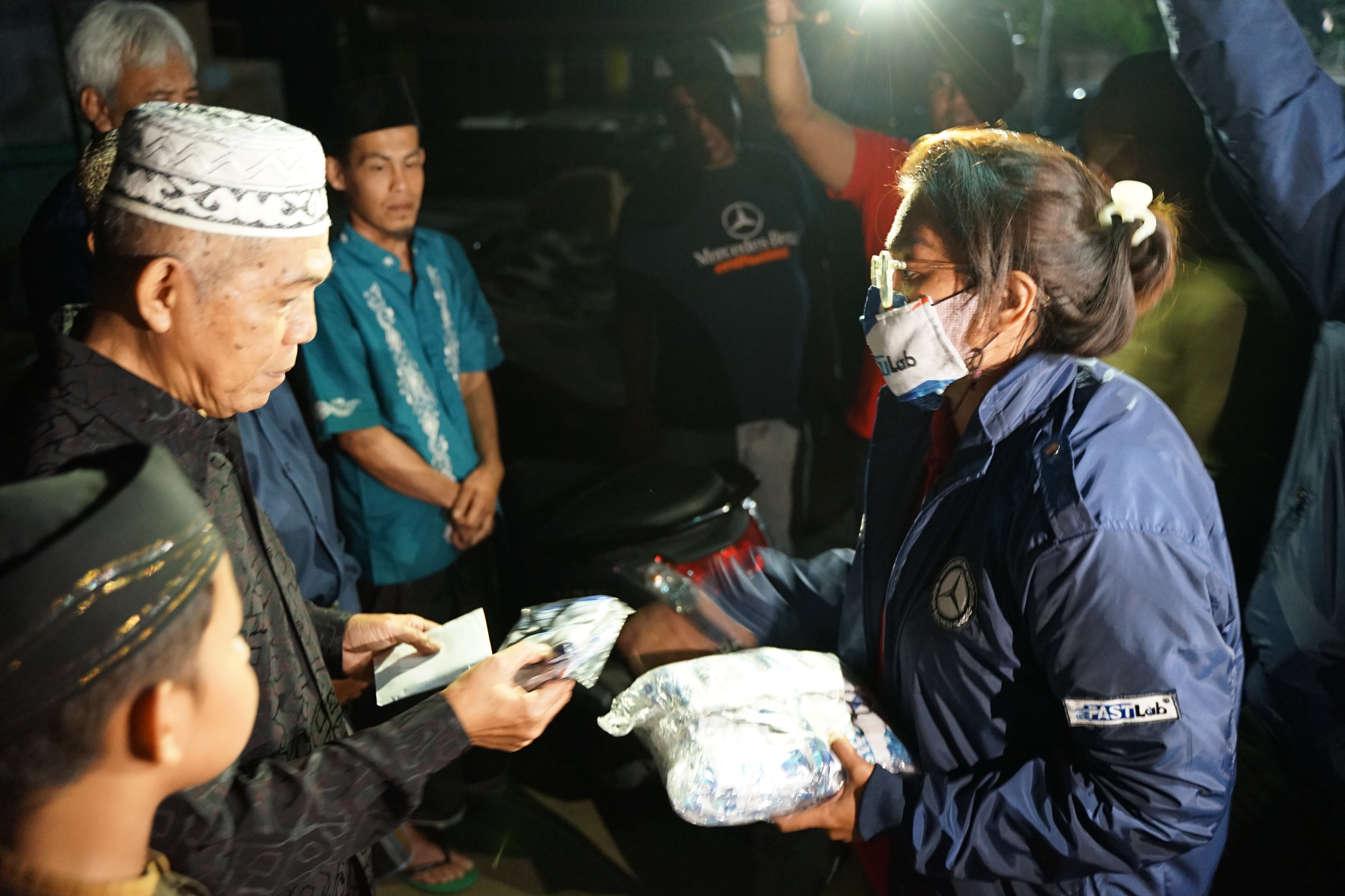 Anggota Komunitas Mercedes-Benz  Boxer Club Indonesia W124 Jakarta Chapter memberikan bantuan alat kesehatan