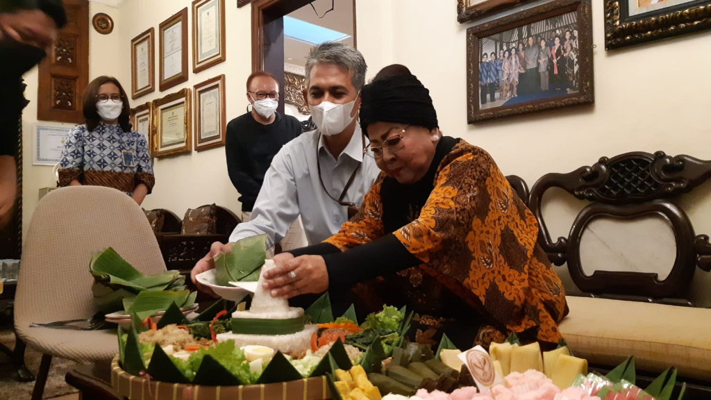 Eyang Waldjinah dan kecintaannya pada batik akan dikisahkan dalam sebuah film pendek
