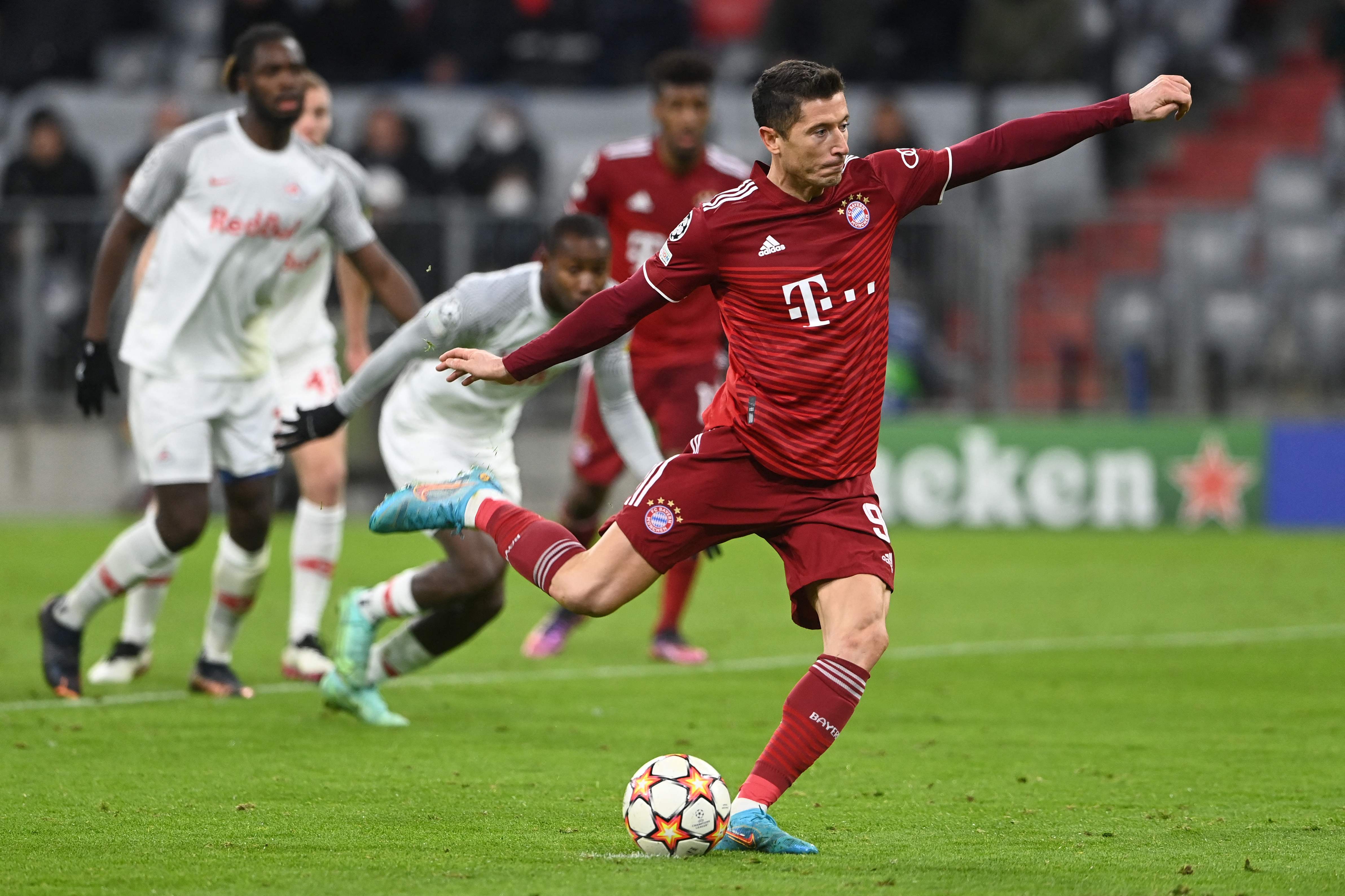 Penyerang Bayern Muenchen Robert Lewandowski melakukan tendangan pinalti saat laga melawan RB Salzburg di babak 16 besar Liga Champions. 