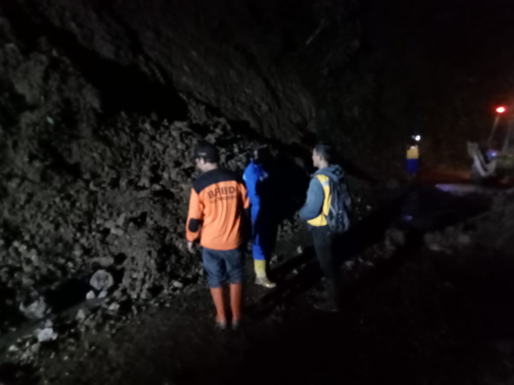 BPBD Wonosobo membersihkan material tanah longsor di ruas jalan Sapuran - Kalibawang pada Senin (14/3) Malam
