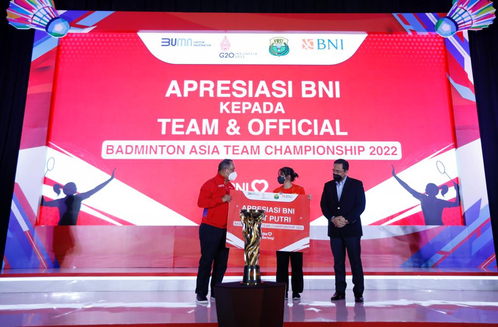 Ki-ka: Direktur Utama BNI Royke Tumilaar, Pebulutangkis Gregoria Mariska Tunjung, dan Ketua Umum PP PBSI Agung Firman Sampurna.